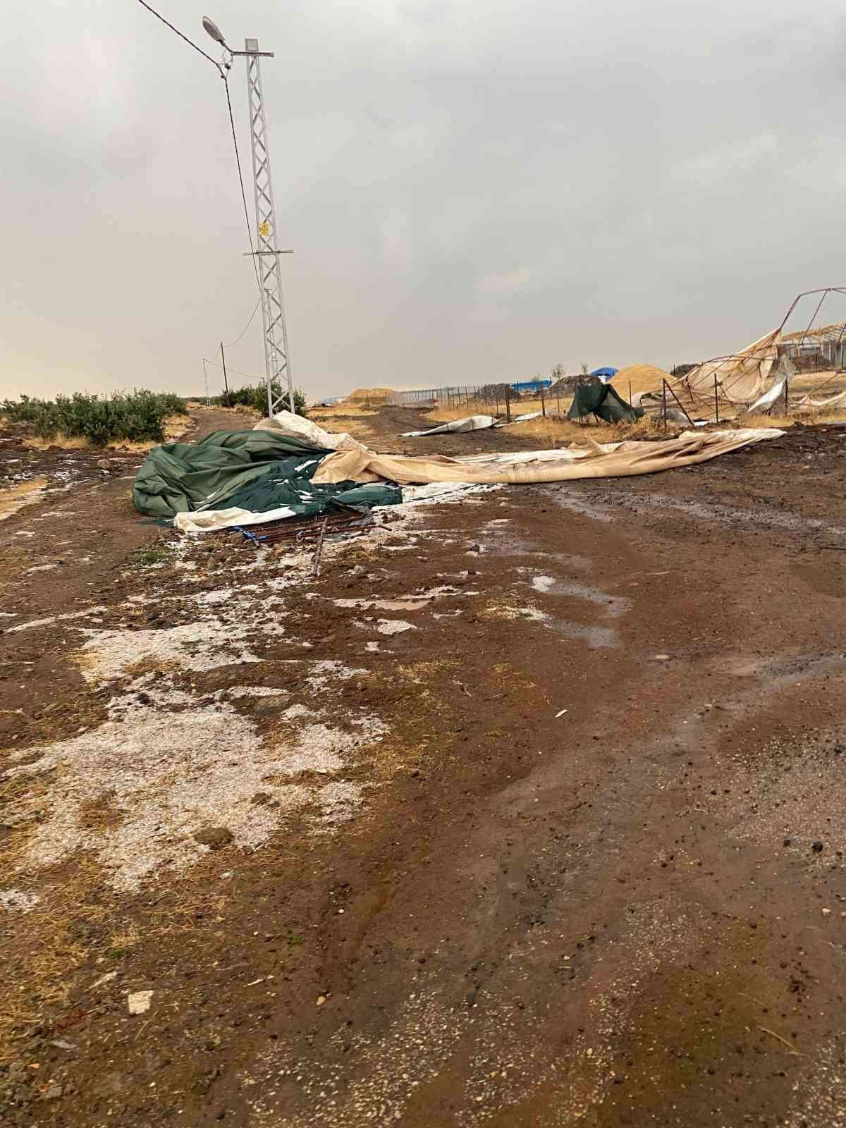 Elazığ&rsquo;da fırtına ve dolu, tarım arazilerine zarar verdi