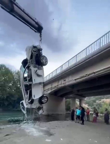 G&ouml;ksu &Ccedil;ayına d&uuml;şen ara&ccedil; &ccedil;ıkarıldı