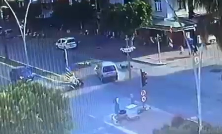 Kırmızı ışık ihlali kazayla bitti, motosiklet s&uuml;r&uuml;c&uuml;s&uuml; yaralandı