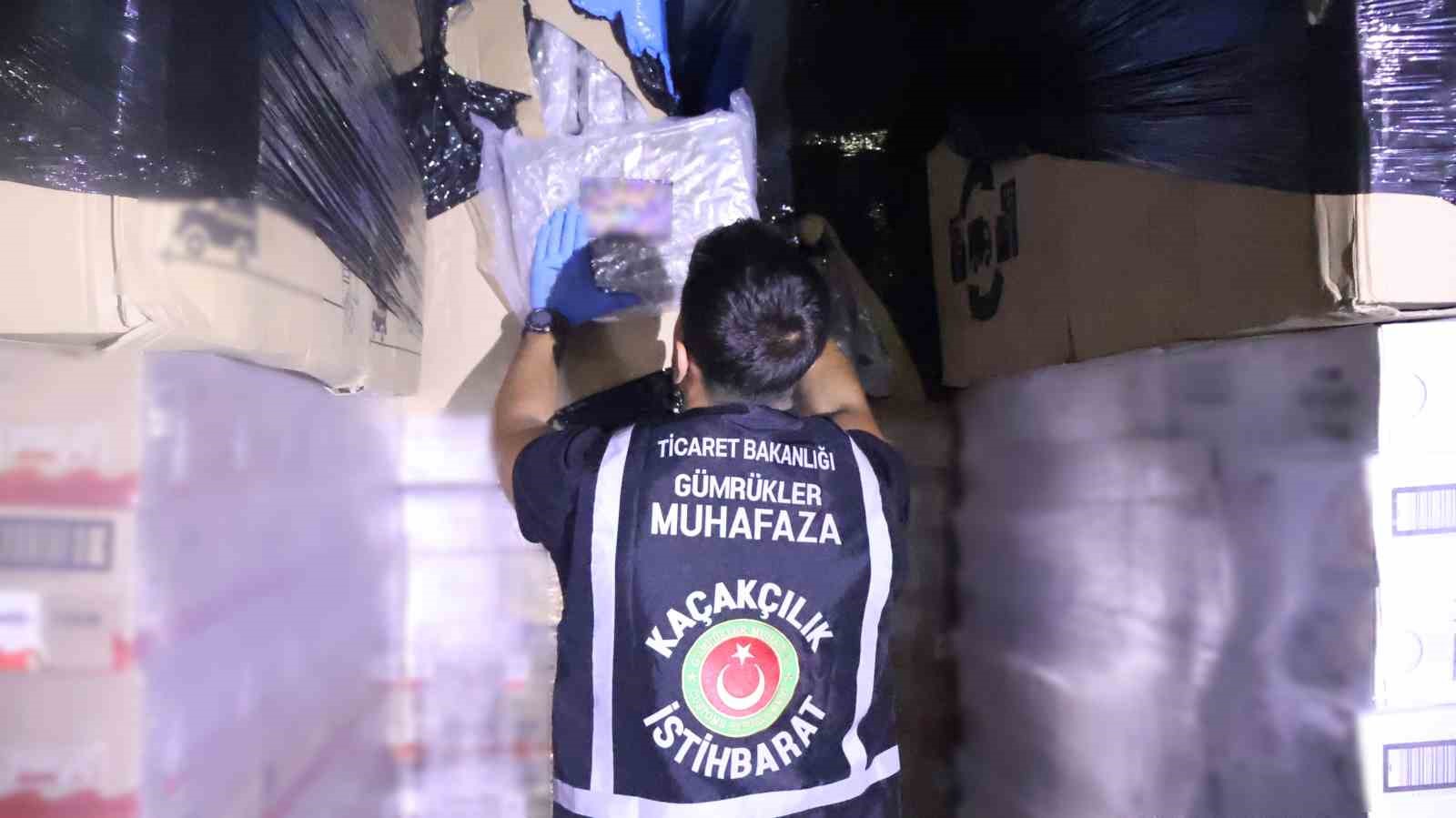 Zehir tacirlerine darbe: 810 kilogram esrar cinsi uyuşturucu madde ele ge&ccedil;irildi