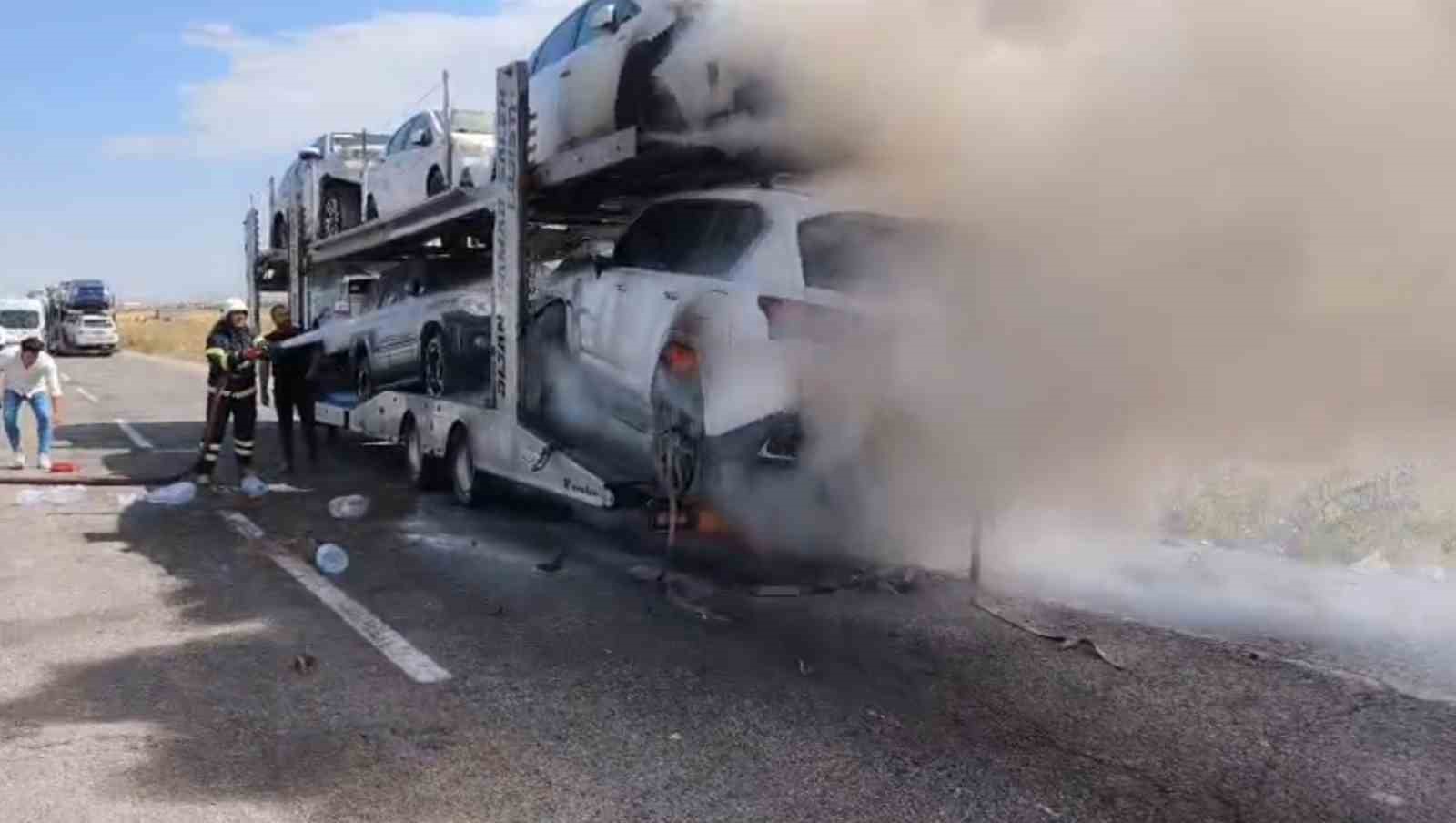 Ağrı&rsquo;da otomobil taşıyan tırın dorsesinde &ccedil;ıkan yangın s&ouml;nd&uuml;r&uuml;ld&uuml;