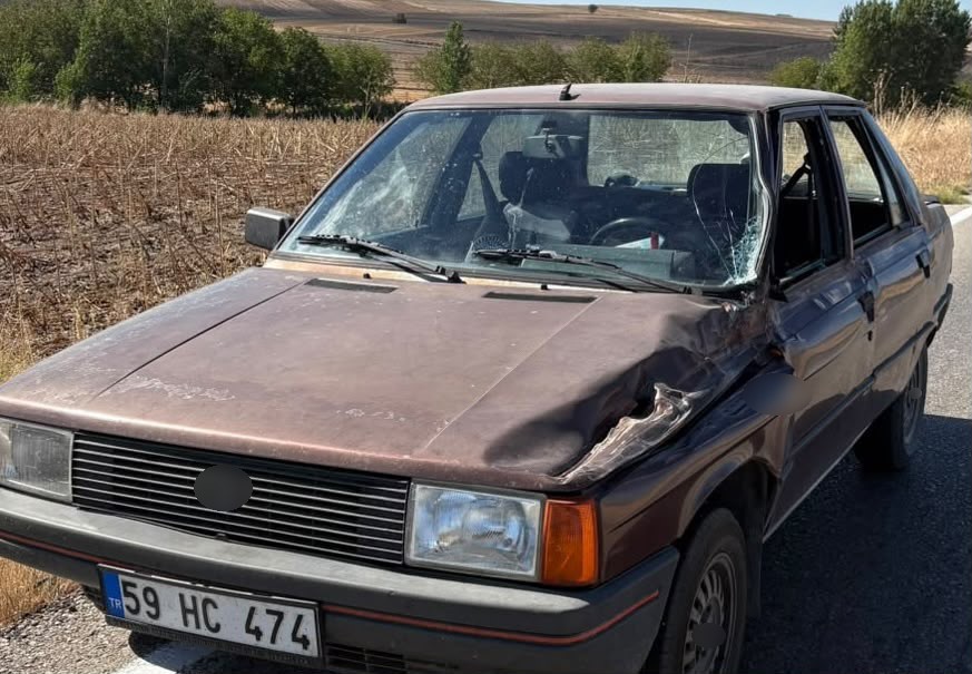 Tekirdağ’da iki araç birbirine sürttü, kamyonet devrildi