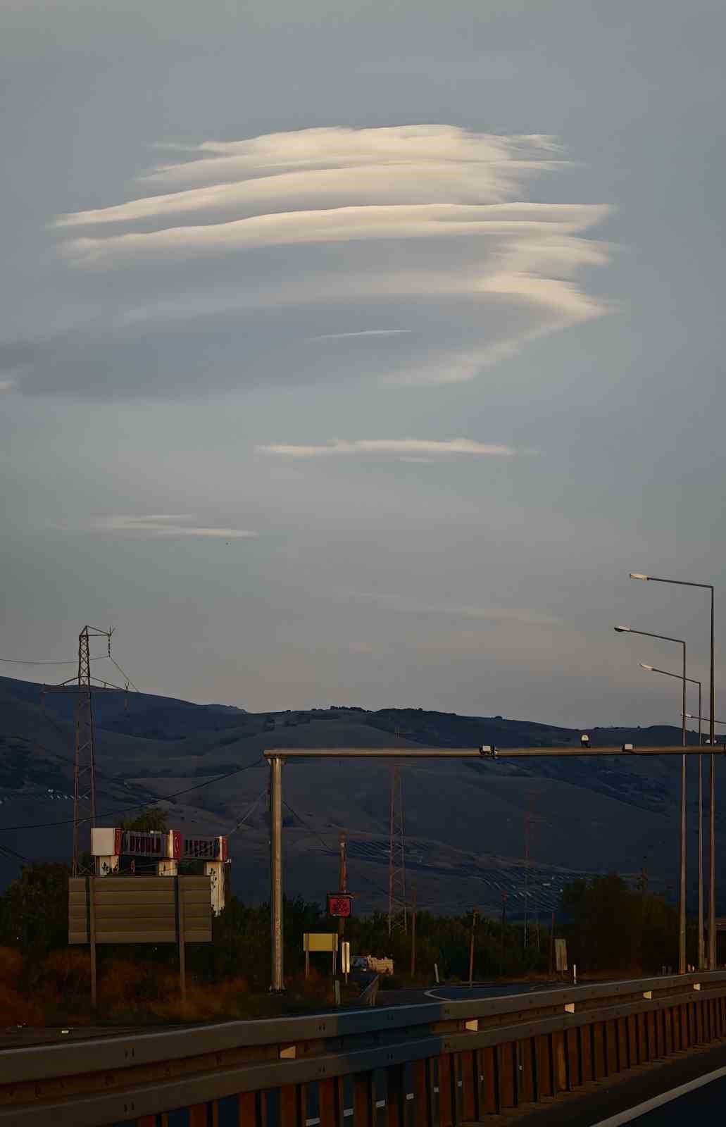 Erzincan’da UFO’yu andıran mercek bulutu ilgi çekti