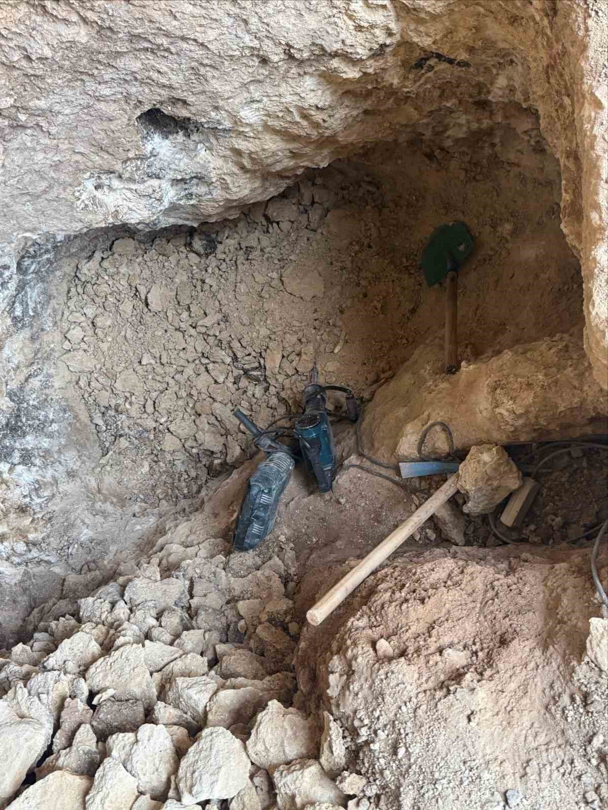 Jandarmadan ka&ccedil;ak kazı operasyonu: 4 ş&uuml;pheli su&ccedil;&uuml;st&uuml; yakalandı
