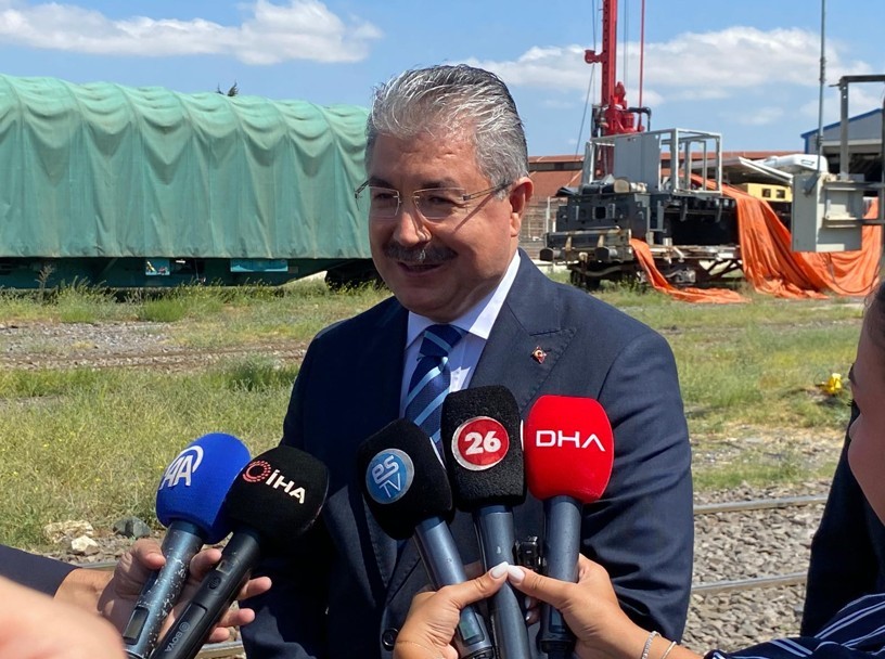 Vali Yılmaz, yerli ve milli elektrikli lokomotif E5000&rsquo;i s&uuml;rd&uuml;