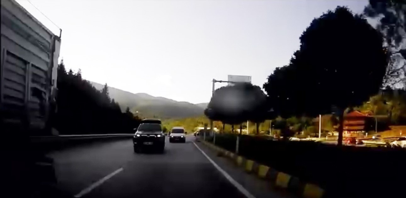 Önce hatalı sollama yapmaya çalıştı sonra tır sürücüsüne el hareketi yaptı