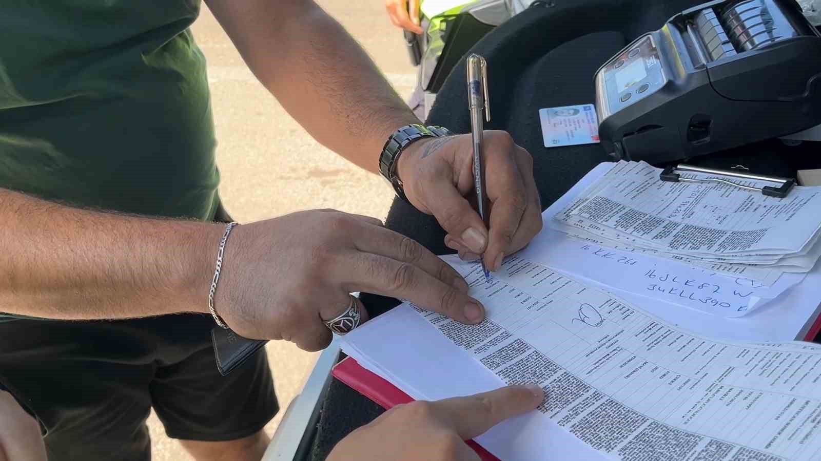 İzin belgesi olmayan tır ve kamyonlar polisten ka&ccedil;amadı