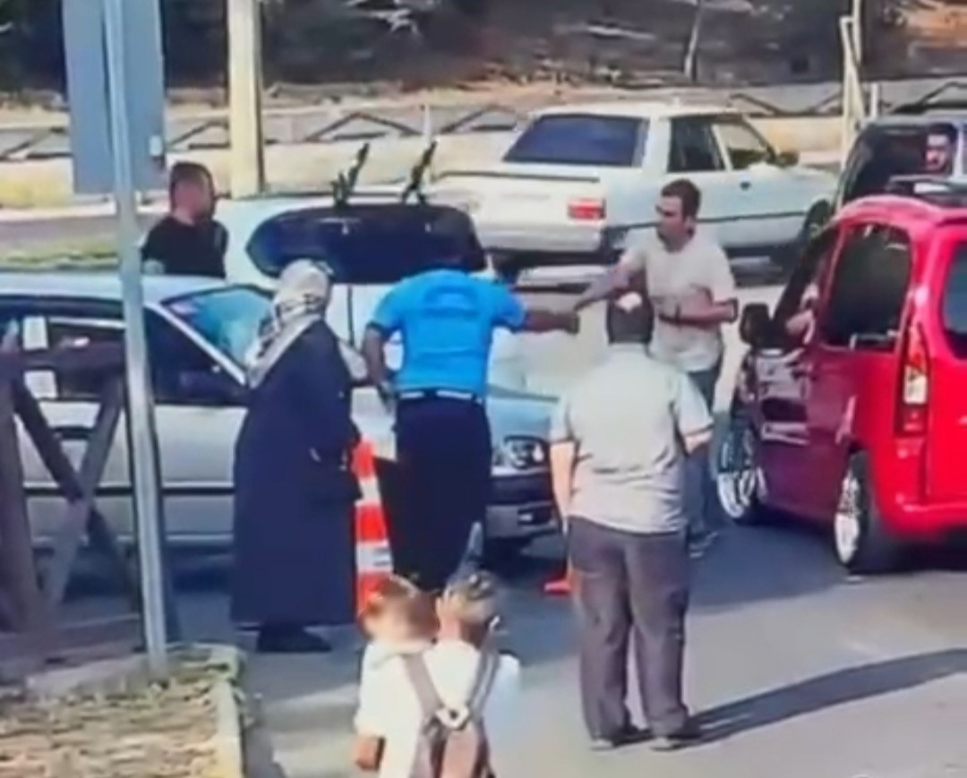 Zabıta ekiplerinin ilk yardım m&uuml;dahalesi hayat kurtardı: O anlar saniye saniye kameraya yansıdı