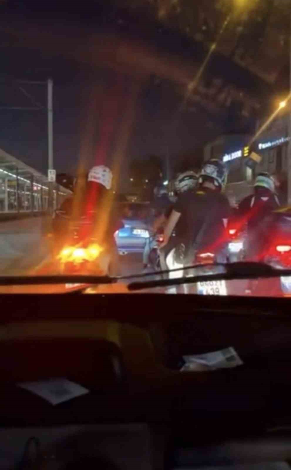Bursa’da yol vermeyen otomobil sürücüsünün etrafını sardılar