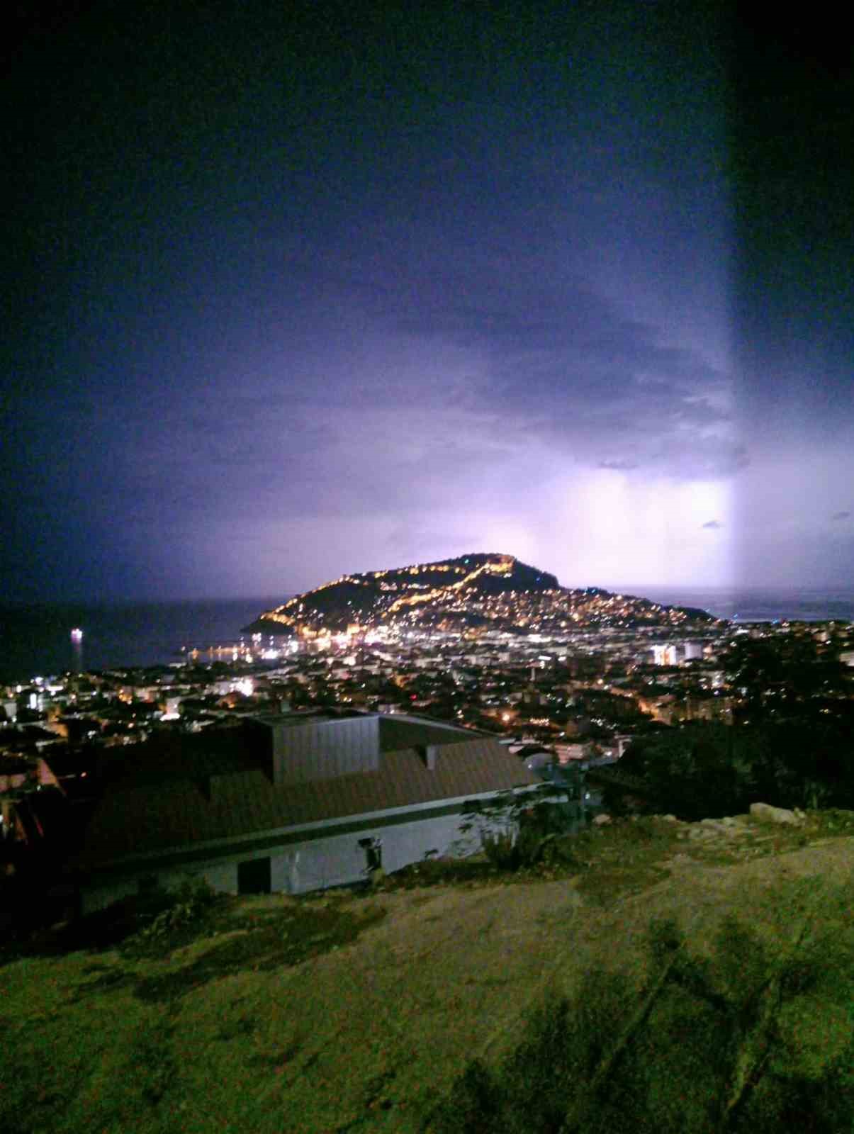 Alanya&rsquo;da şimşekler geceyi g&uuml;nd&uuml;ze &ccedil;evirdi