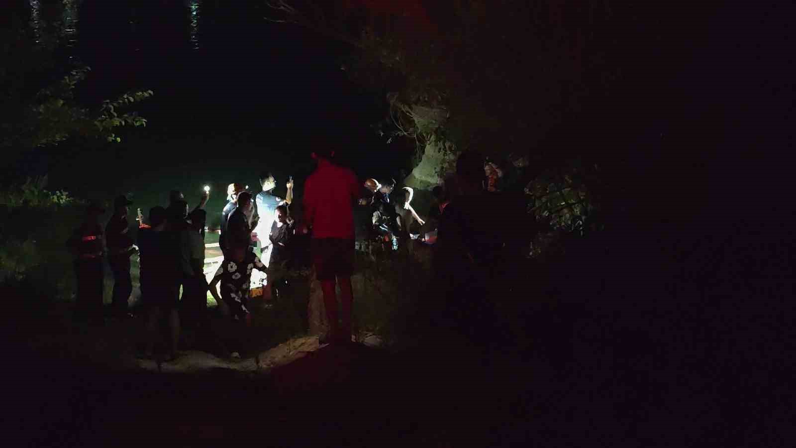 Manavgat Şelalesi&rsquo;nde adacıkta mahsur kalan 6 kişi kurtarıldı
