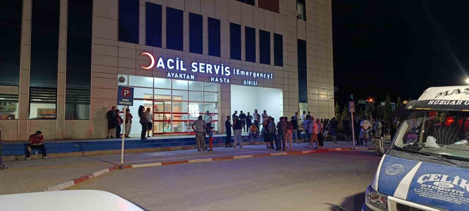 &Ccedil;anakkale&rsquo;de yolun karşısına ge&ccedil;meye &ccedil;alışan aileye otomobil &ccedil;arptı: 5 yaşındaki Masal hayatını kaybetti