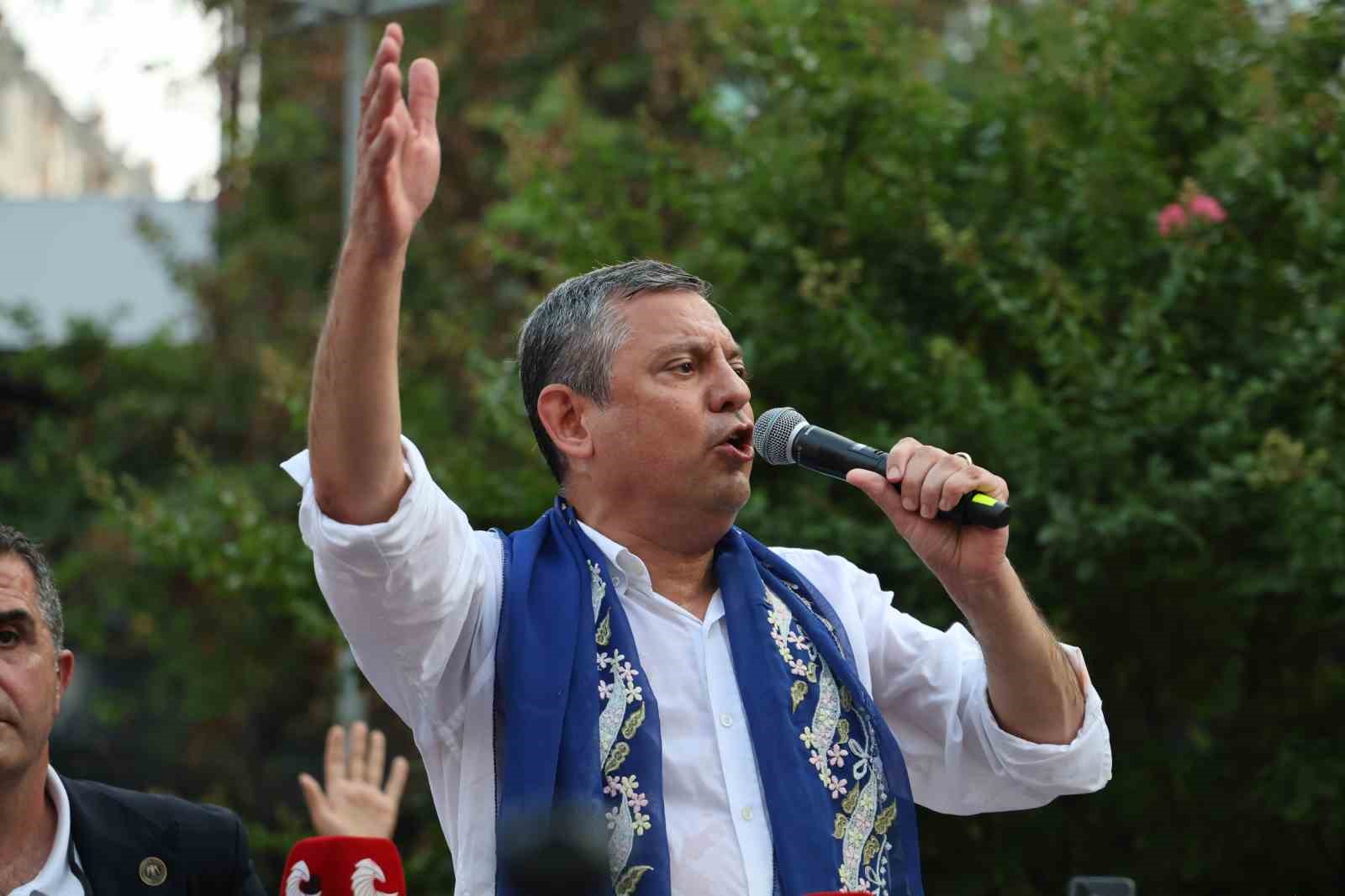 Özgür Özel’den yeni parti sinyali: "Sizi hiç üzmeden yeni bir yol açacağız"