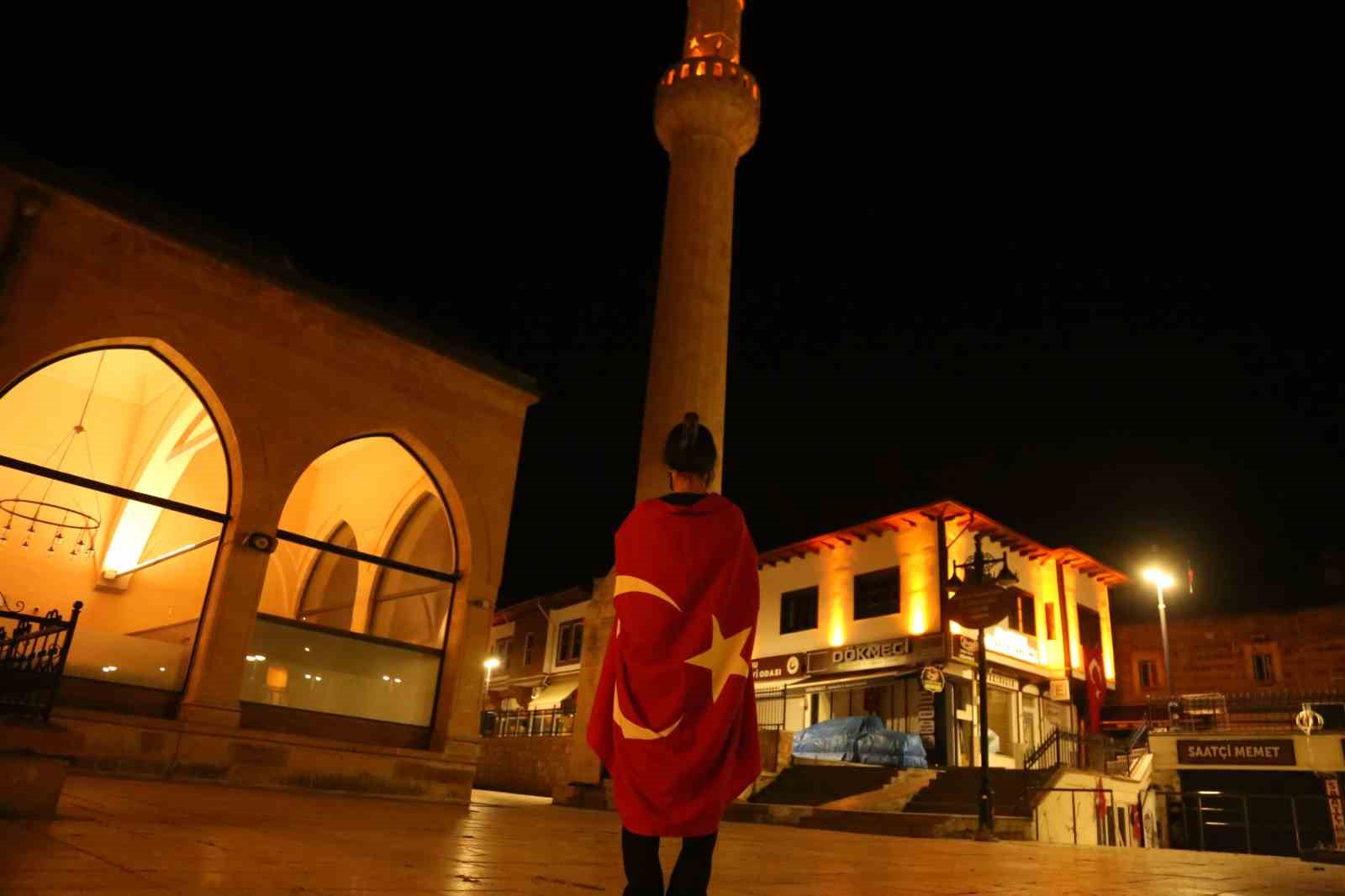 15 Temmuz şehitleri i&ccedil;in sela okundu: Gen&ccedil; kız g&ouml;zyaşlarını tutamadı