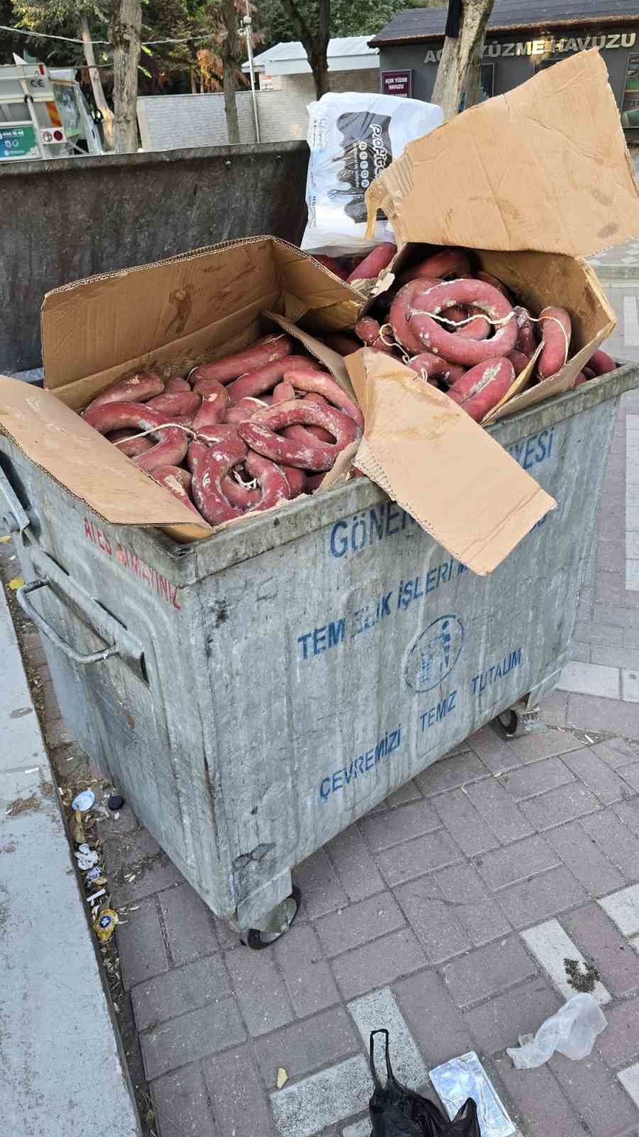 Fuarda satılan sucukların &ccedil;&ouml;pteki g&ouml;r&uuml;nt&uuml;s&uuml; herkesi huzursuz etti