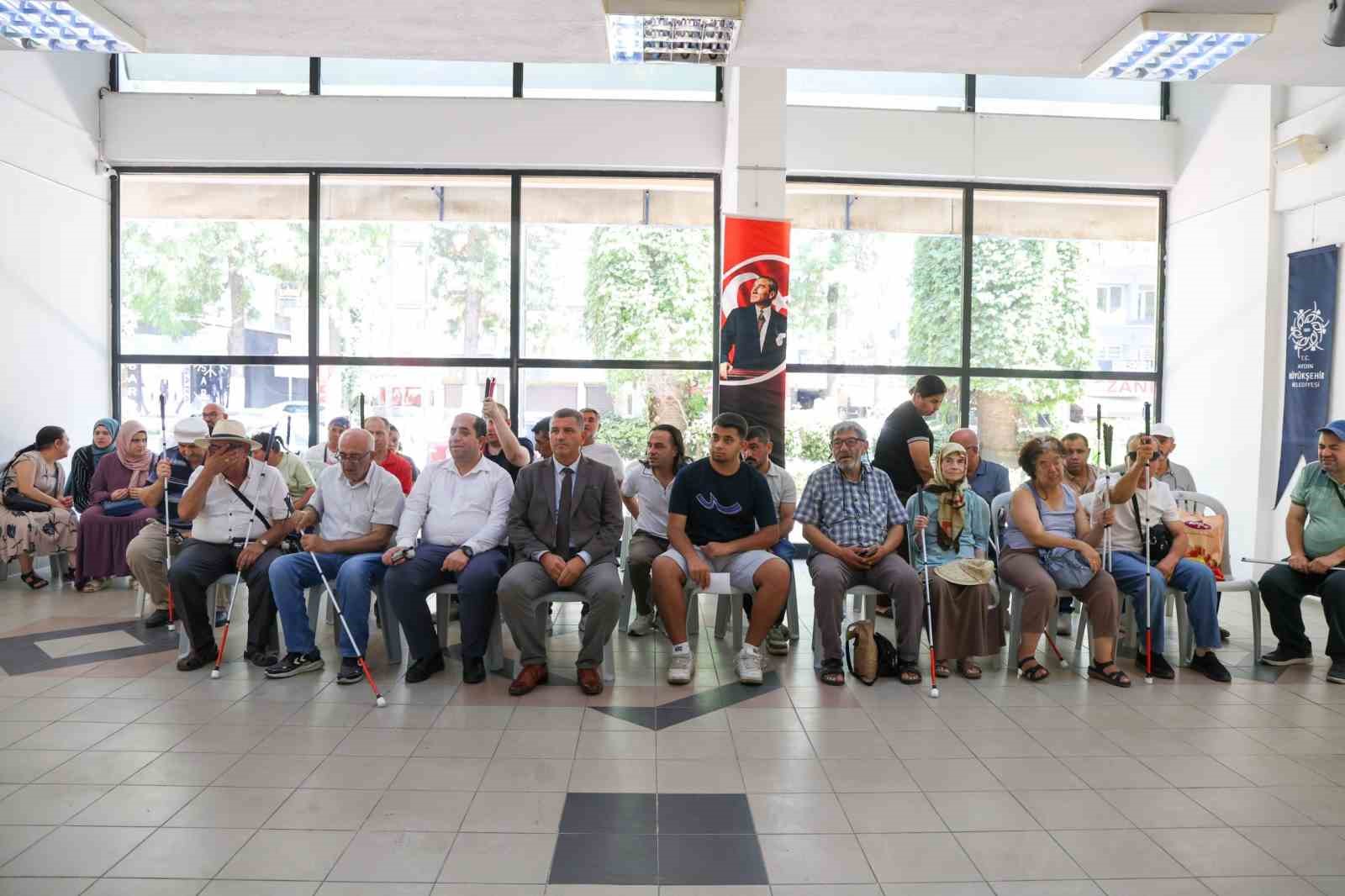 Başkan &Ccedil;er&ccedil;ioğlu&rsquo;ndan g&ouml;rme engelli vatandaşlara beyaz baston desteği