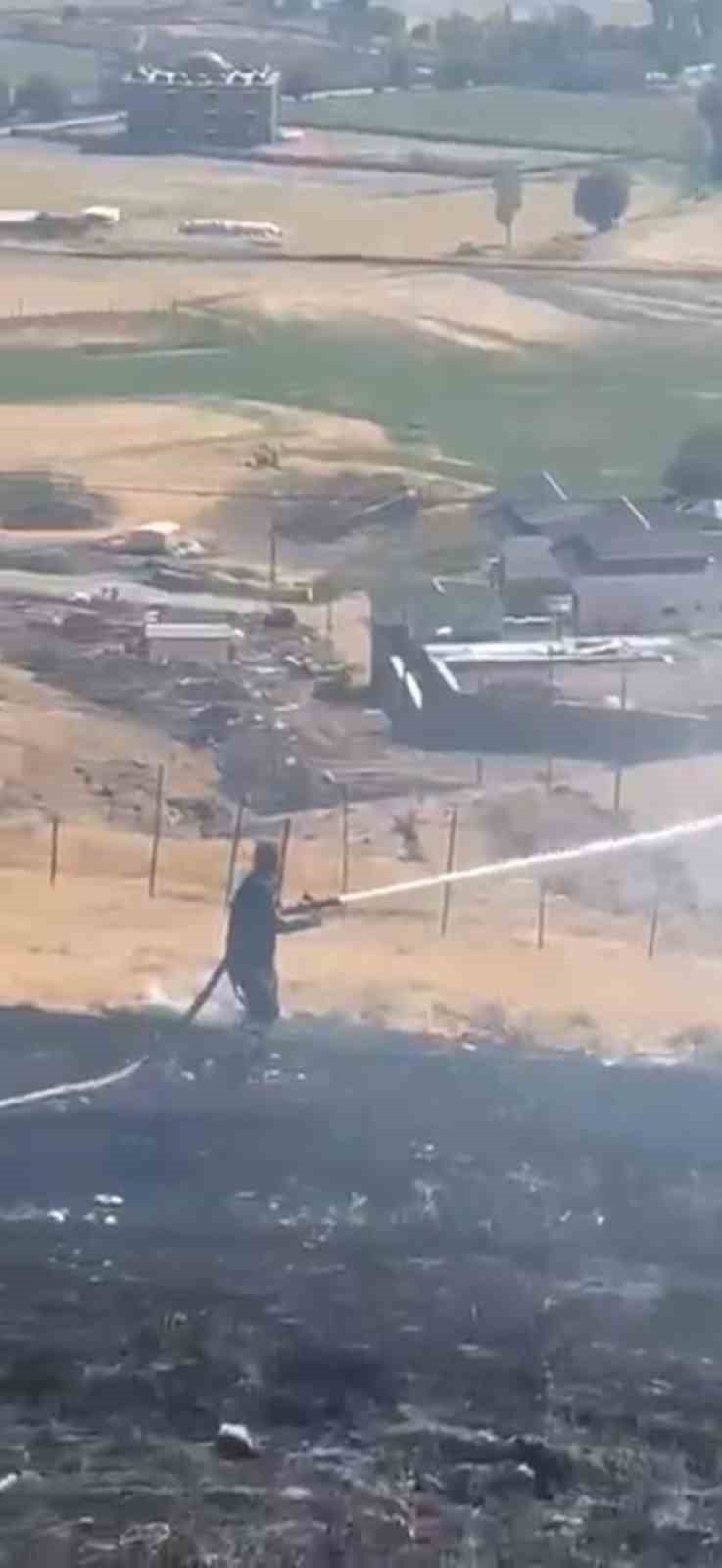 Muş&rsquo;ta iki b&ouml;lgede &ccedil;ıkan anız yangınları s&ouml;nd&uuml;r&uuml;ld&uuml;