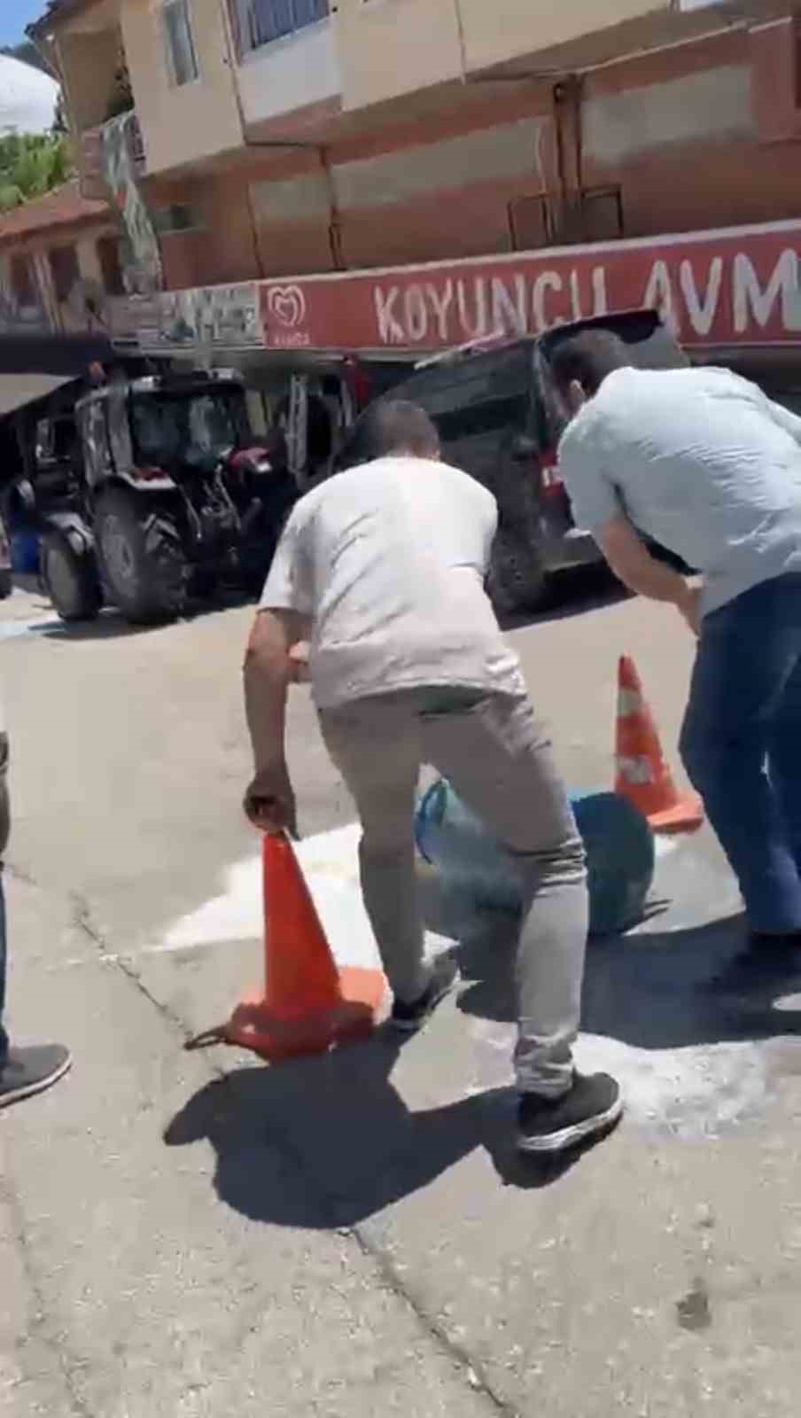 Belediye &ouml;n&uuml;ne s&uuml;t d&ouml;kme eyleminin ardındaki ger&ccedil;ek ortaya &ccedil;ıktı