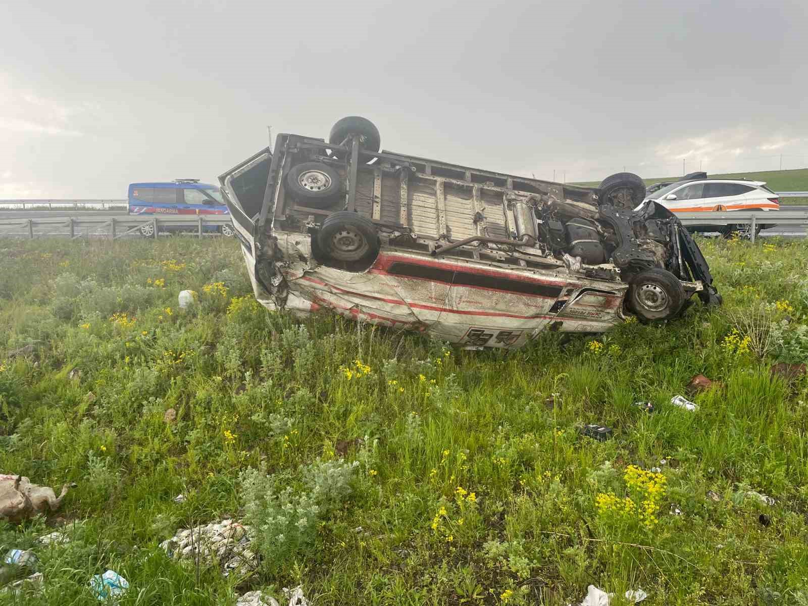 Kars&rsquo;ta ticari ara&ccedil; şarampole devrildi: 1 yaralı