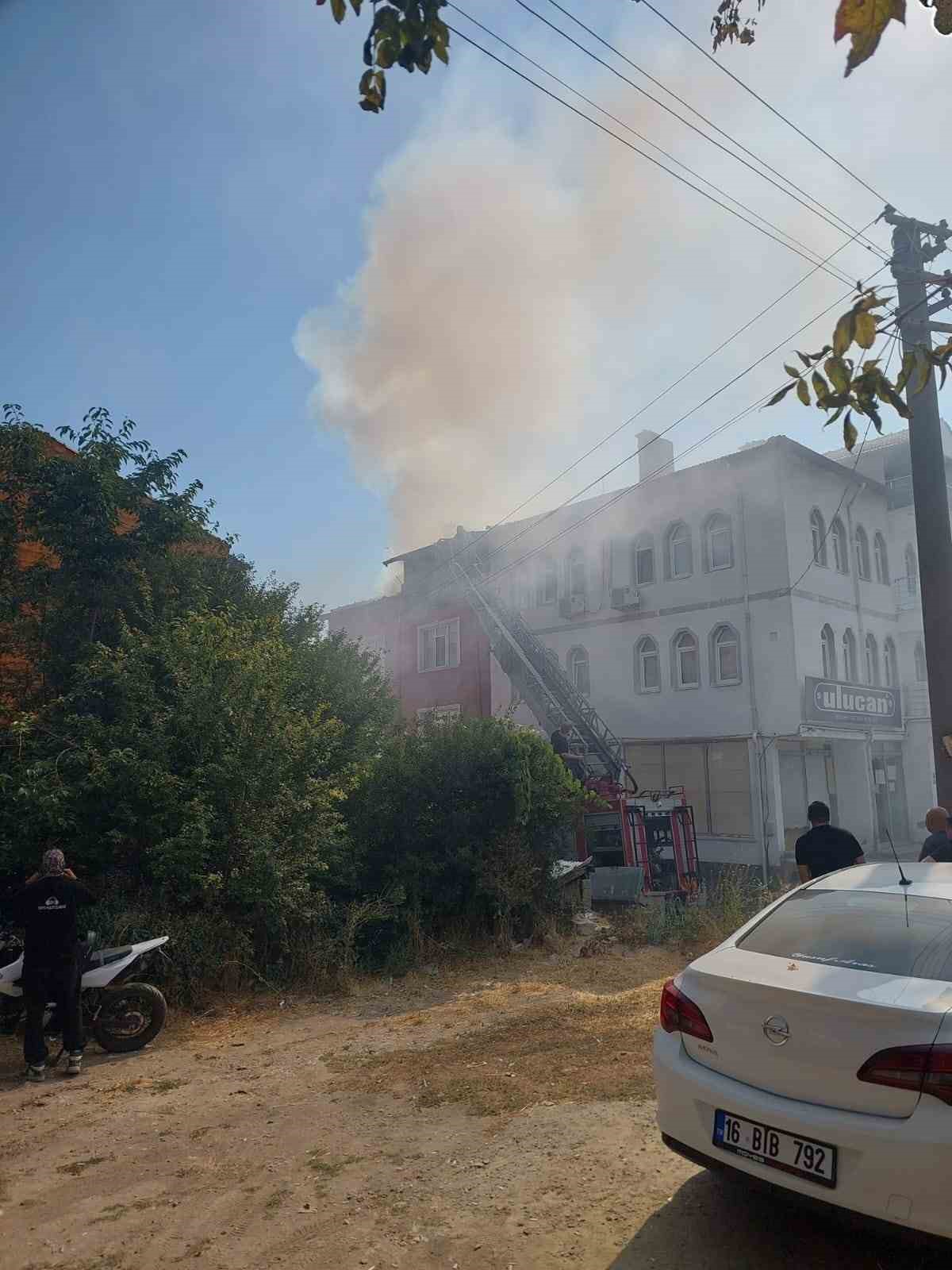 K&uuml;tahya&rsquo;da 3 katlı binanın &ccedil;atısında yangın