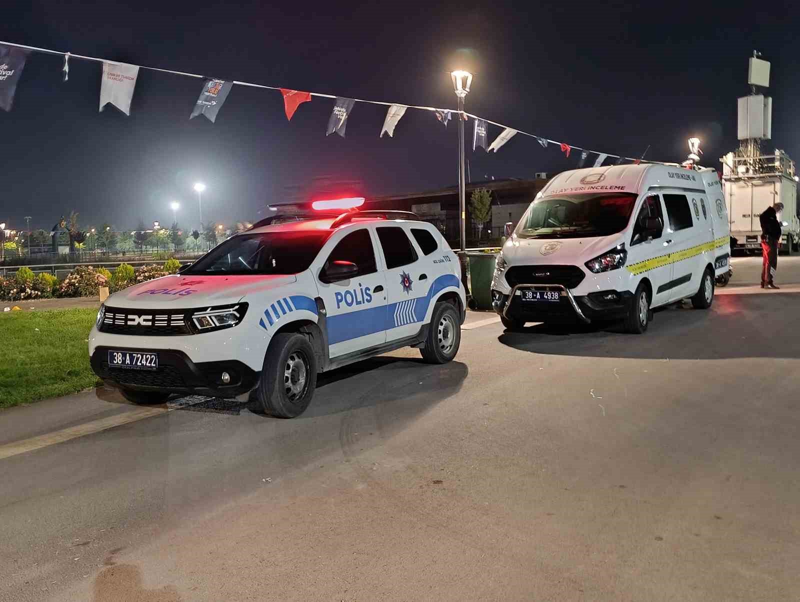 Kayseri&rsquo;de bı&ccedil;aklı-yumruklu kavga: 2 yaralı