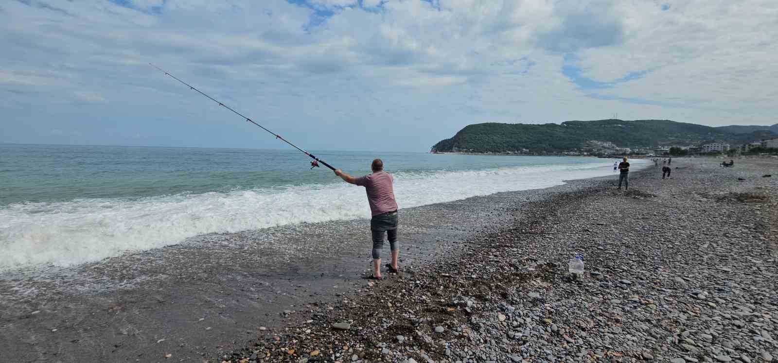 Karadeniz&rsquo;de balık bolluğu yaşanıyor: Oltasını kapan deniz kenarına koştu