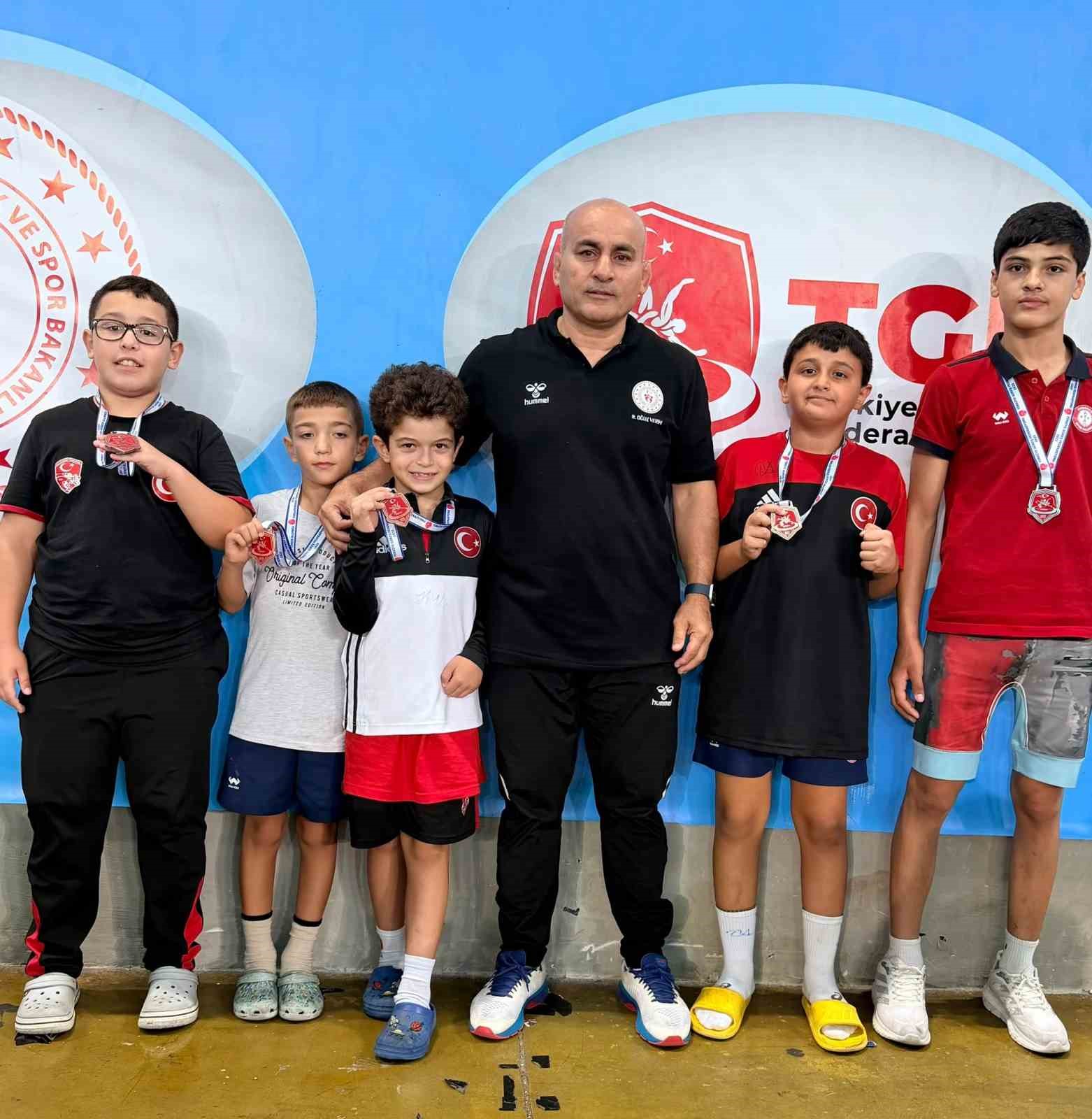 Kuşadalı minik g&uuml;reş&ccedil;iler şampiyonadan başarıyla d&ouml;nd&uuml;