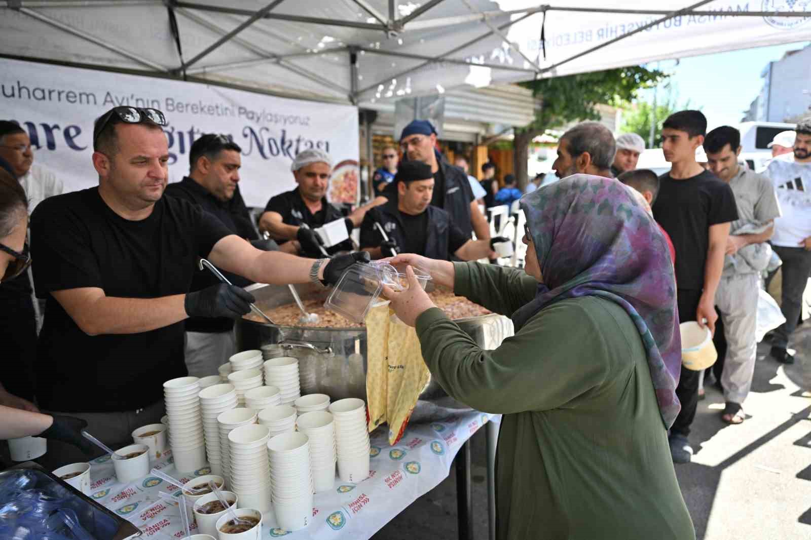 Manisa B&uuml;y&uuml;kşehir&rsquo;den Alaybey ve Laleli pazarlarında aşure ikramı