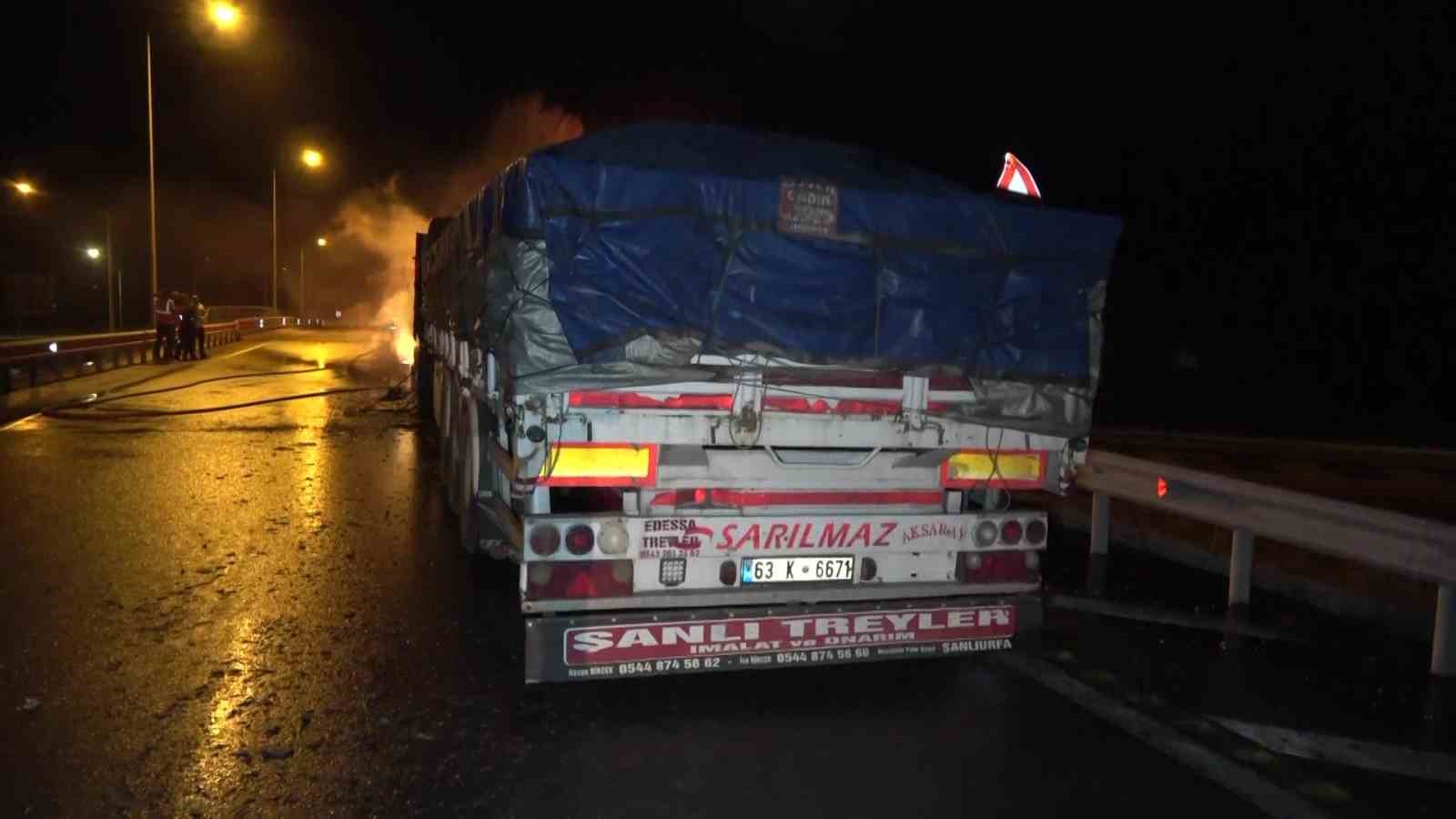 Amasya&rsquo;da seyir halindeki tır alev topuna d&ouml;nd&uuml;