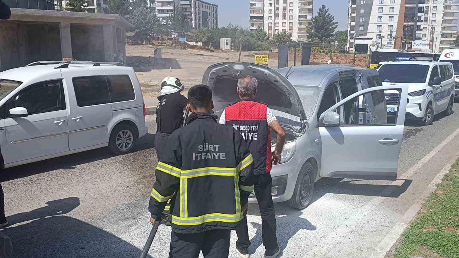 Siirt&rsquo;te seyir halindeki hafif ticari aracın motoru alev aldı