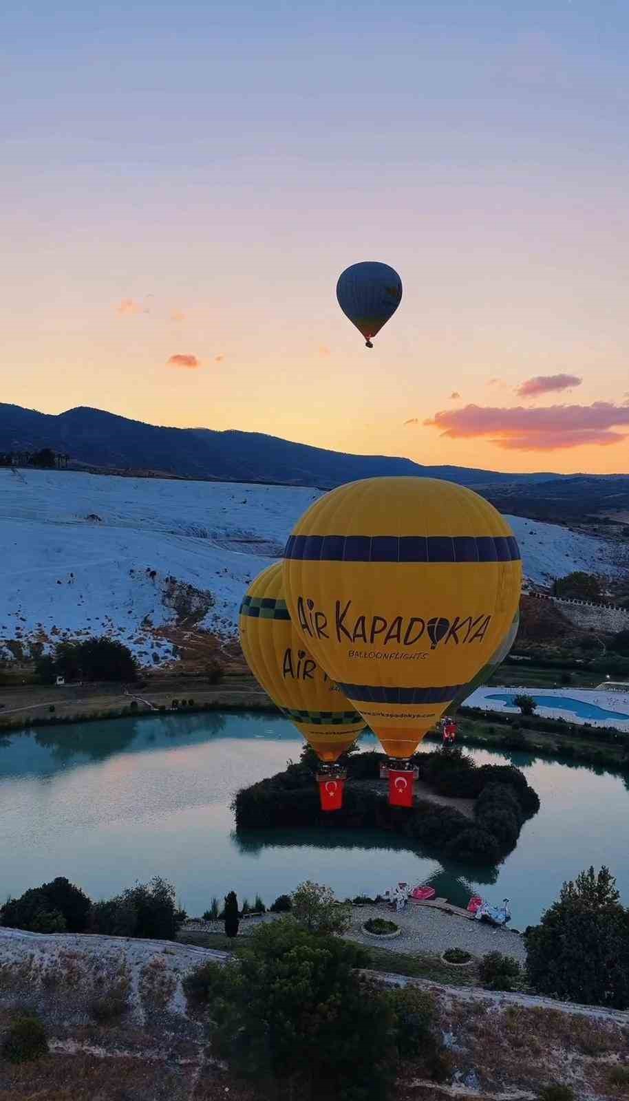 30 Ağustos coşkusu g&ouml;ky&uuml;z&uuml;nde yaşandı