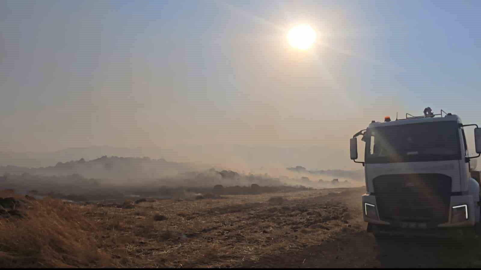 Gaziantep&rsquo;te korkutan yangın: Binlerce d&ouml;n&uuml;m arazi ve saman balyası k&uuml;l oldu