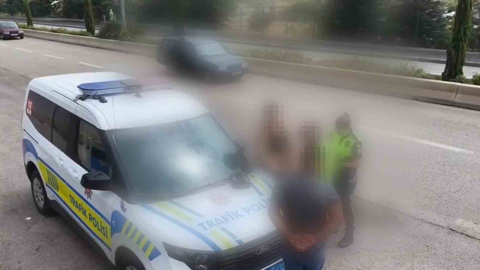 Ehliyeti yoktu, denetimden ka&ccedil;tı: Yolcuyla yer değiştirirken g&ouml;r&uuml;nt&uuml;lendi