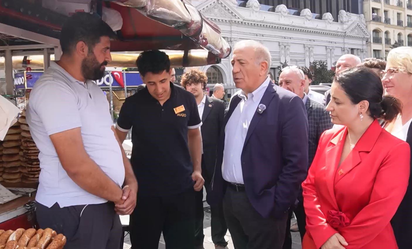 CHP İstanbul İl Başkanı G&uuml;rsel Tekin Taksim&rsquo;de esnaf ve vatandaşlarla buluştu
