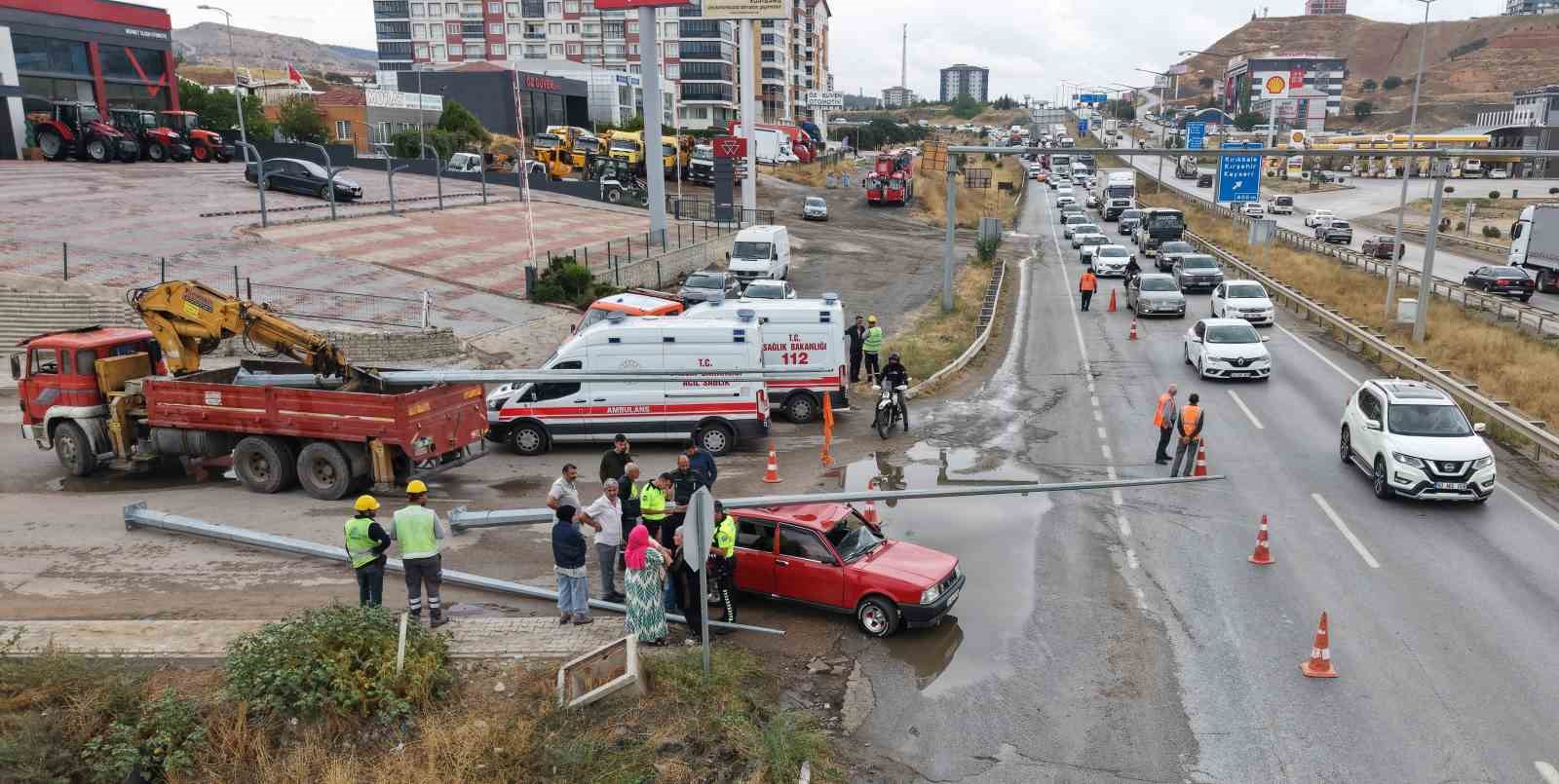 &Uuml;zerine aydınlatma direği d&uuml;şen Tofaş otomobil hurdaya d&ouml;nd&uuml;
