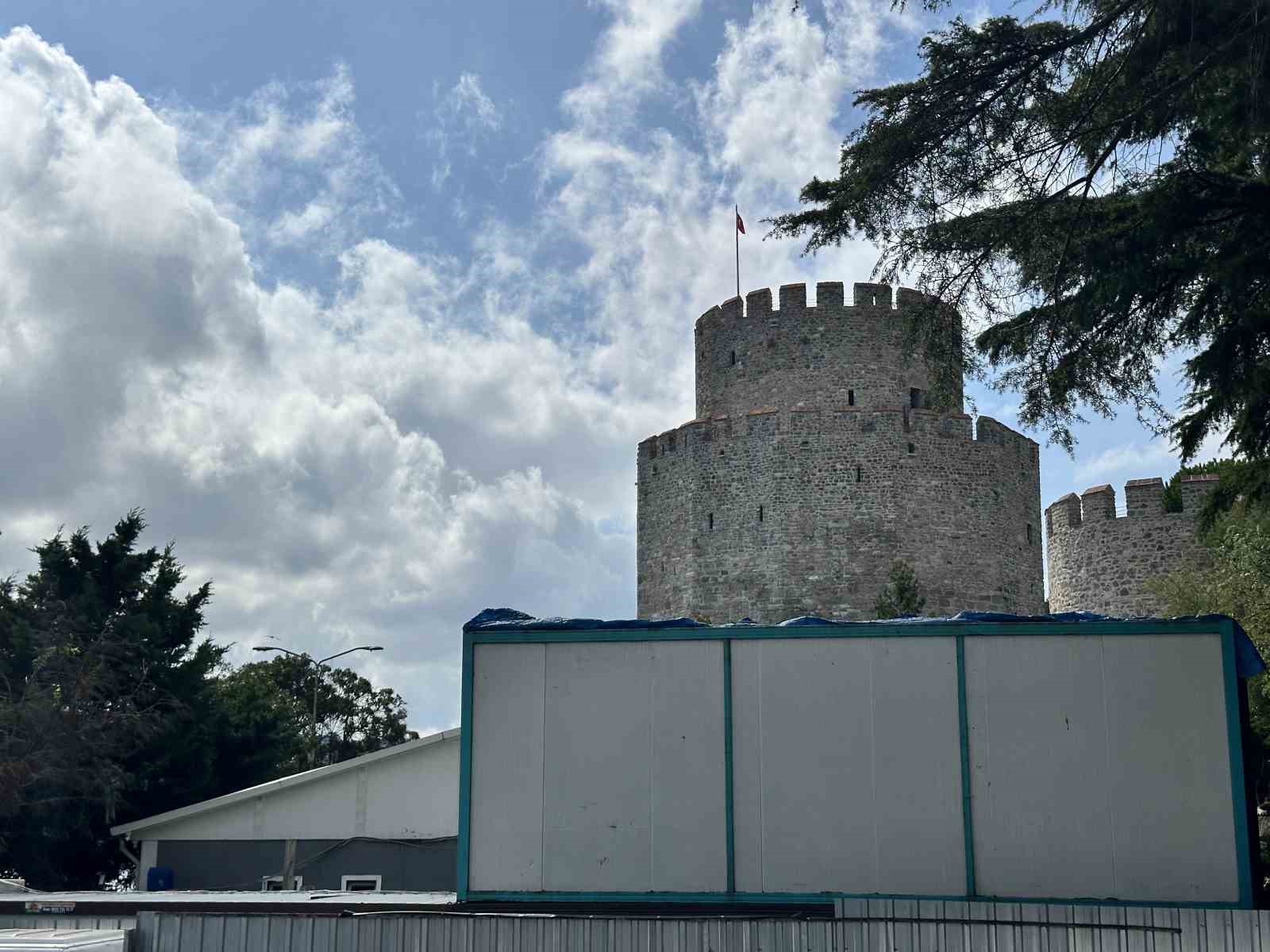 Rumeli Hisarı&rsquo;ndaki bitmeyen restorasyona tepki: "90 g&uuml;nde yapıldı, 6,5 yıldır bitirilemiyor"