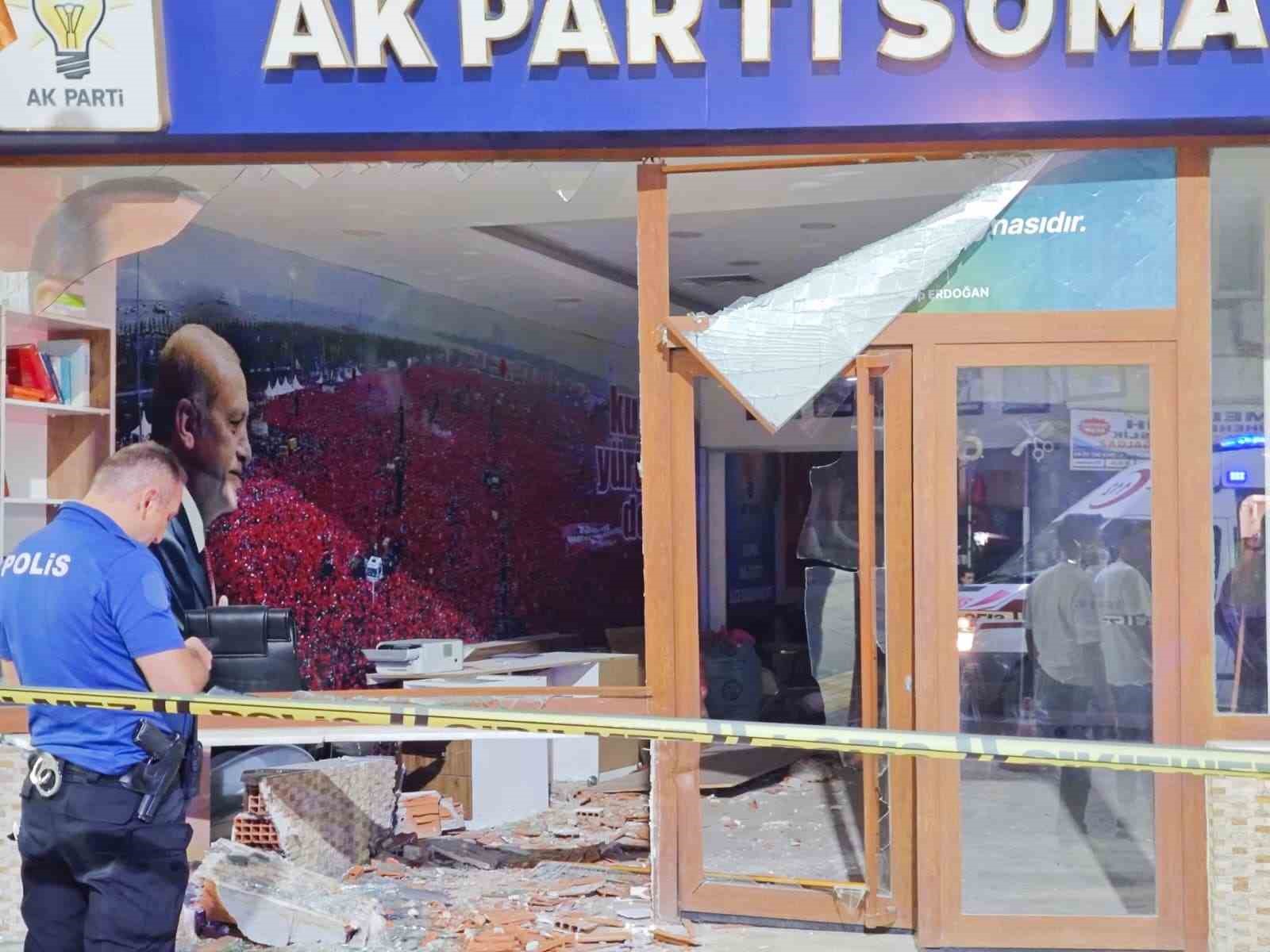 Otomobil AK Parti il&ccedil;e binasına daldı