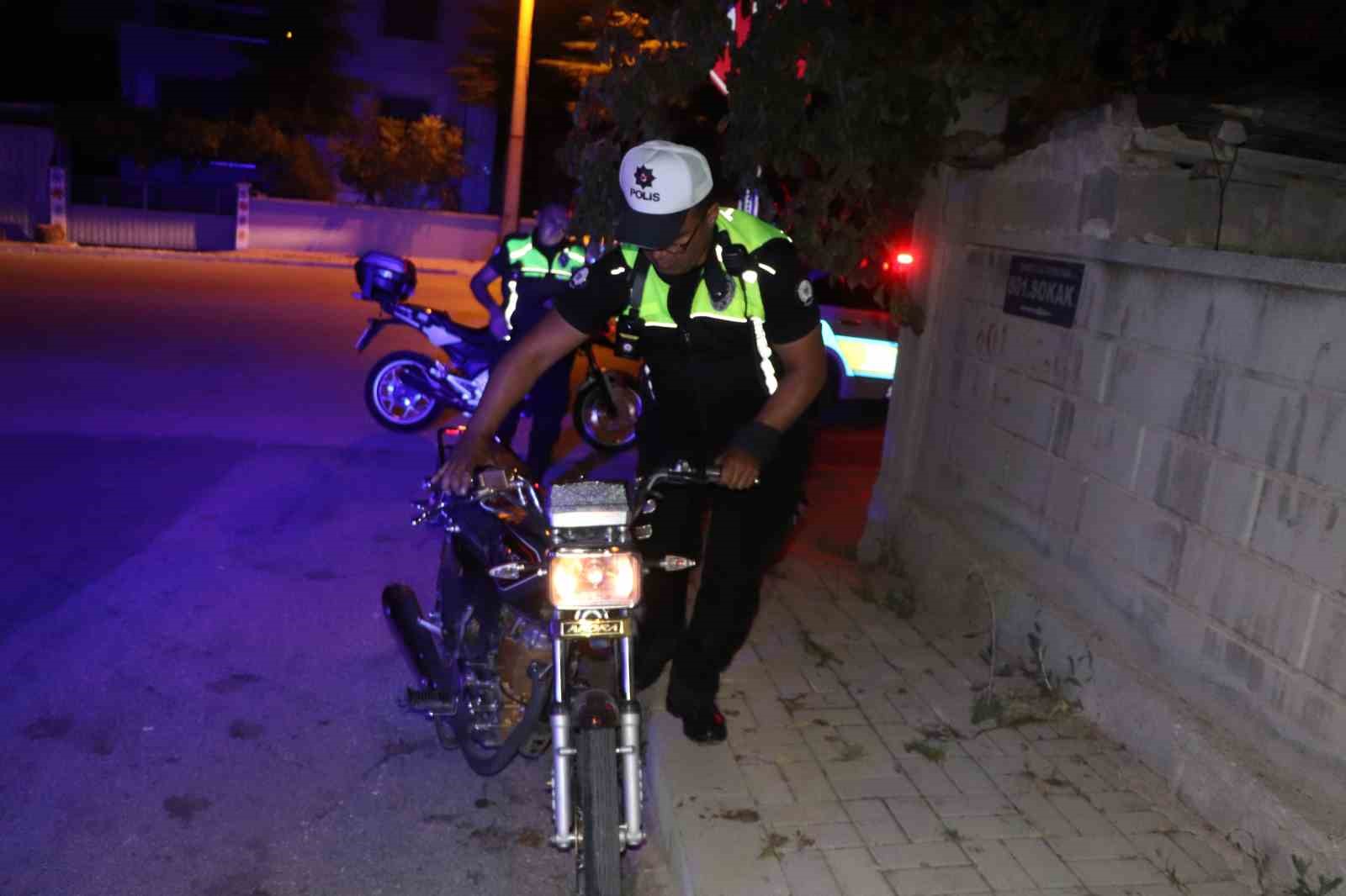 Karaman&rsquo;da polisin &rsquo;dur&rsquo; ihtarına uymayan motosiklet s&uuml;r&uuml;c&uuml;s&uuml;ne 402 bin lira ceza kesildi