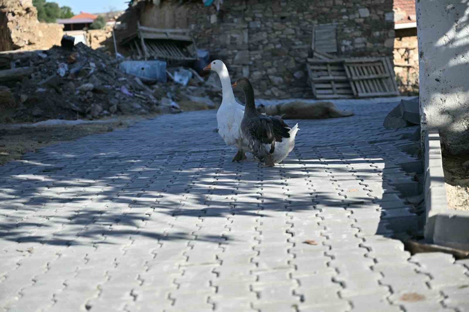 Selendi G&ouml;lbaşı&rsquo;nda yollar ilk kez parke taşına kavuşuyor