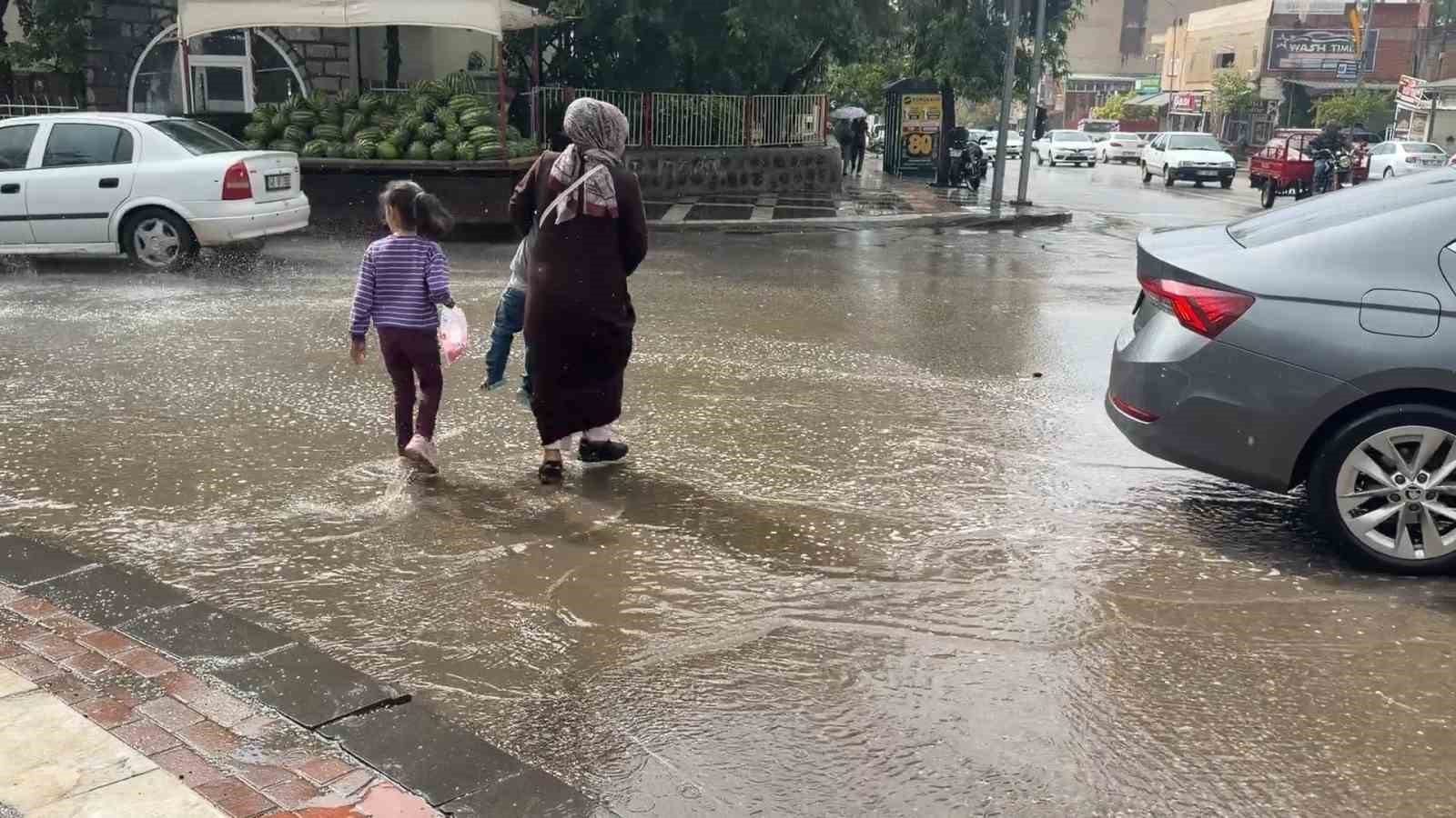 Siverek&rsquo;te vatandaşlar yağmura hazırlıksız yakalandı