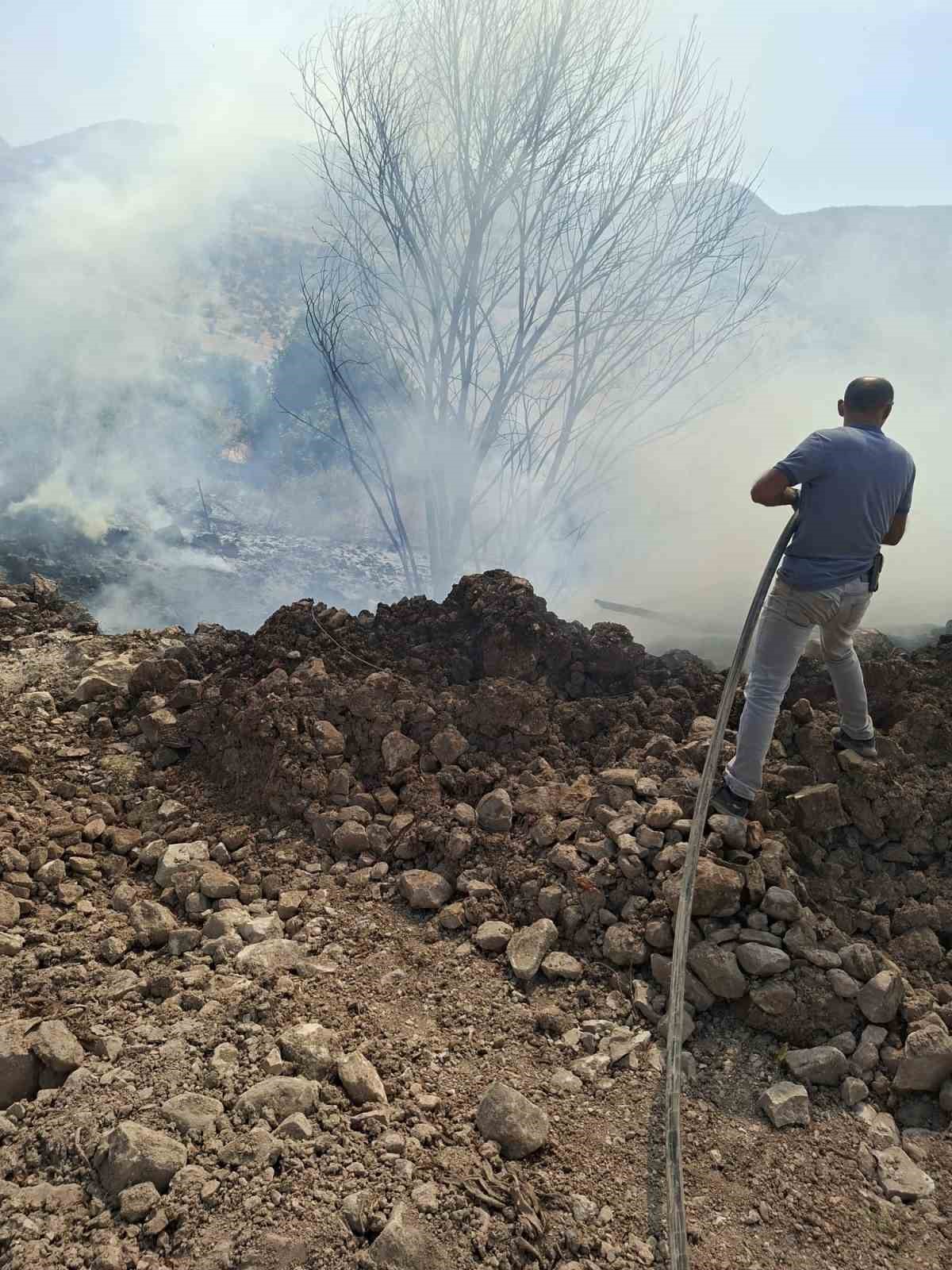 Eruh&rsquo;ta &ccedil;ıkan yangın yaklaşık 7 saat sonra s&ouml;nd&uuml;r&uuml;ld&uuml;