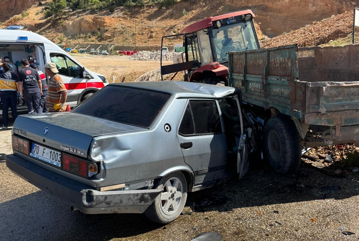 Ermenek&rsquo;te otomobil trakt&ouml;r&uuml;n r&ouml;morkuna &ccedil;arptı: 3 yaralı