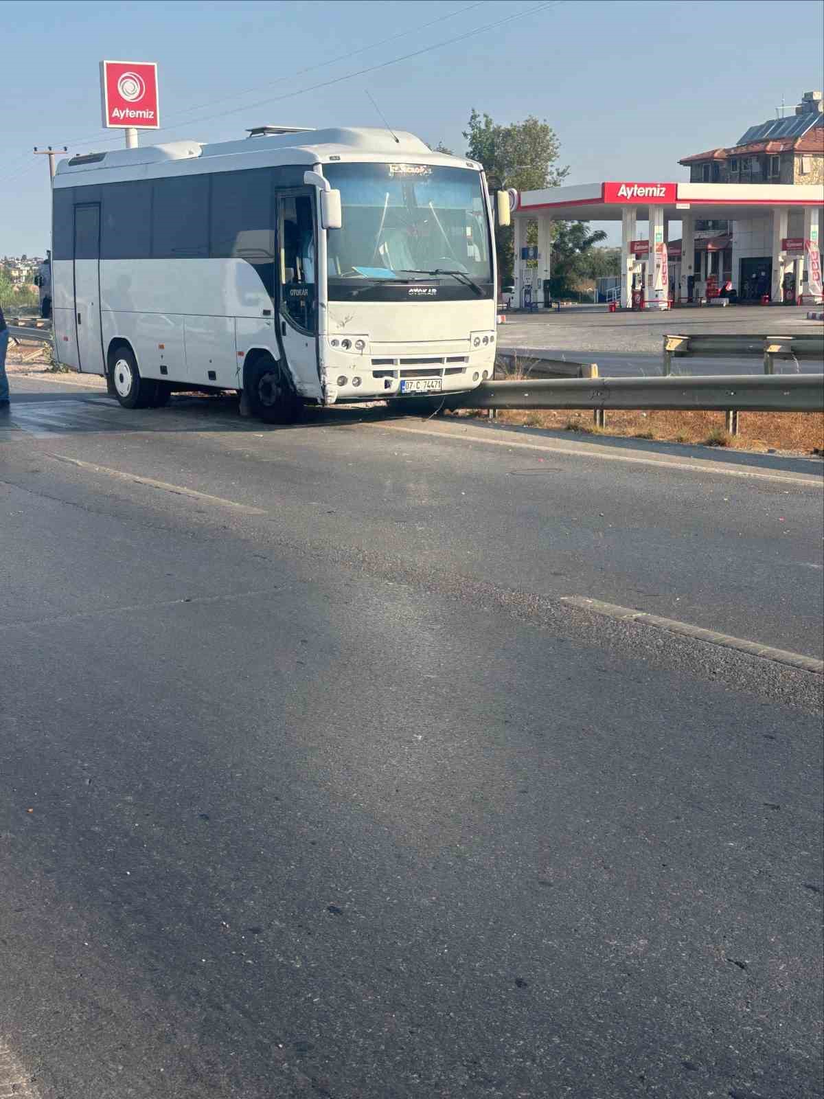 Antalya&rsquo;da &ccedil;arpışan ara&ccedil;lar yayalara &ccedil;arptı: 6 yaralı