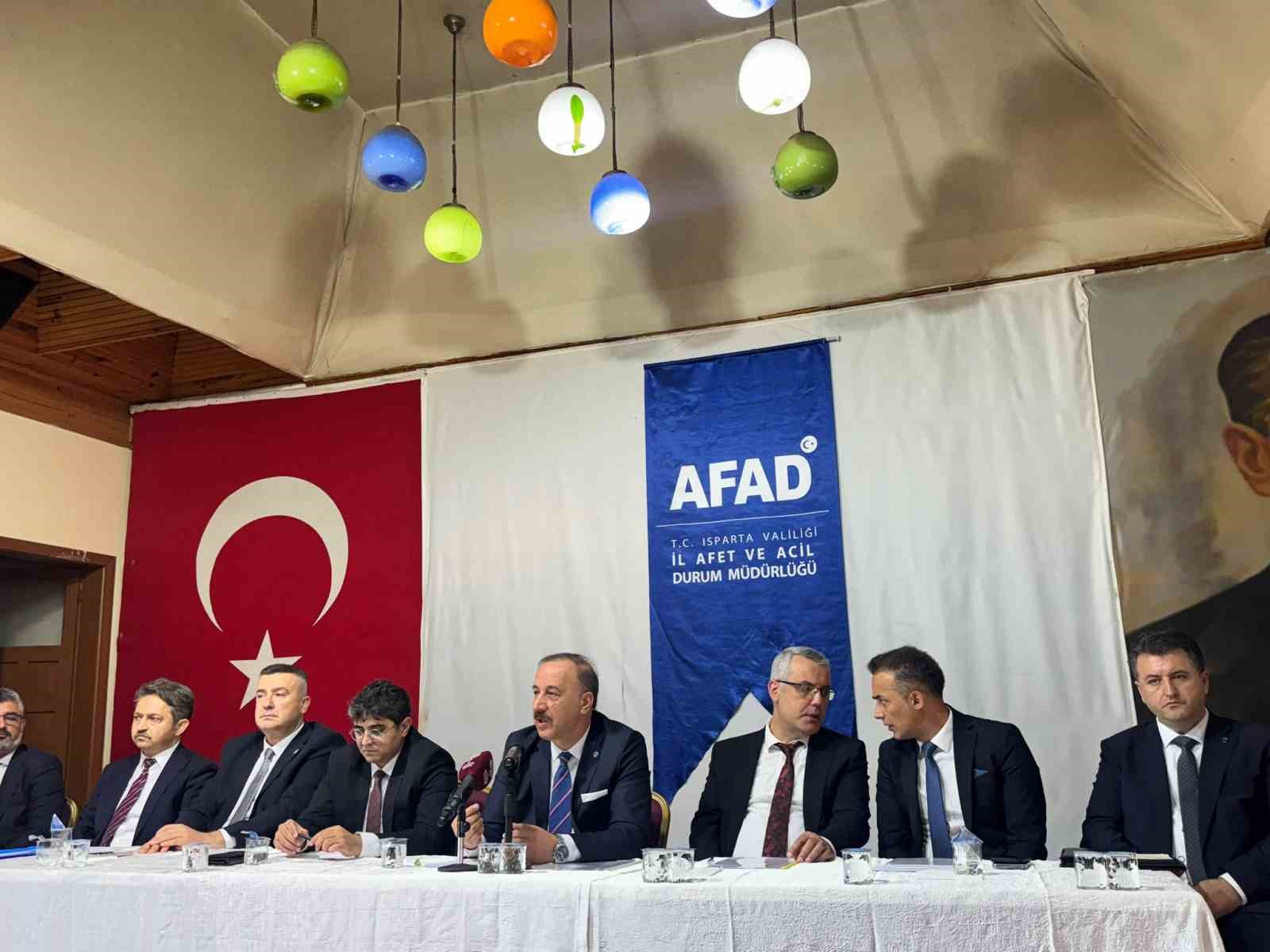 Isparta&rsquo;da kayaların tehdit ettiği mahallenin geleceği masaya yatırıldı