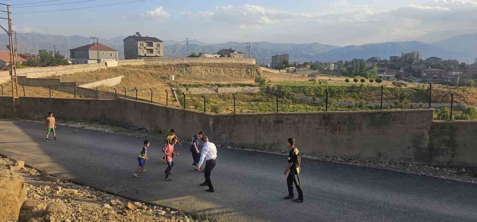 Kaymakam Volkan H&uuml;l&uuml;r Y&uuml;ksekova&rsquo;da sokakta ma&ccedil; yapan &ccedil;ocukların oyununa katıldı
