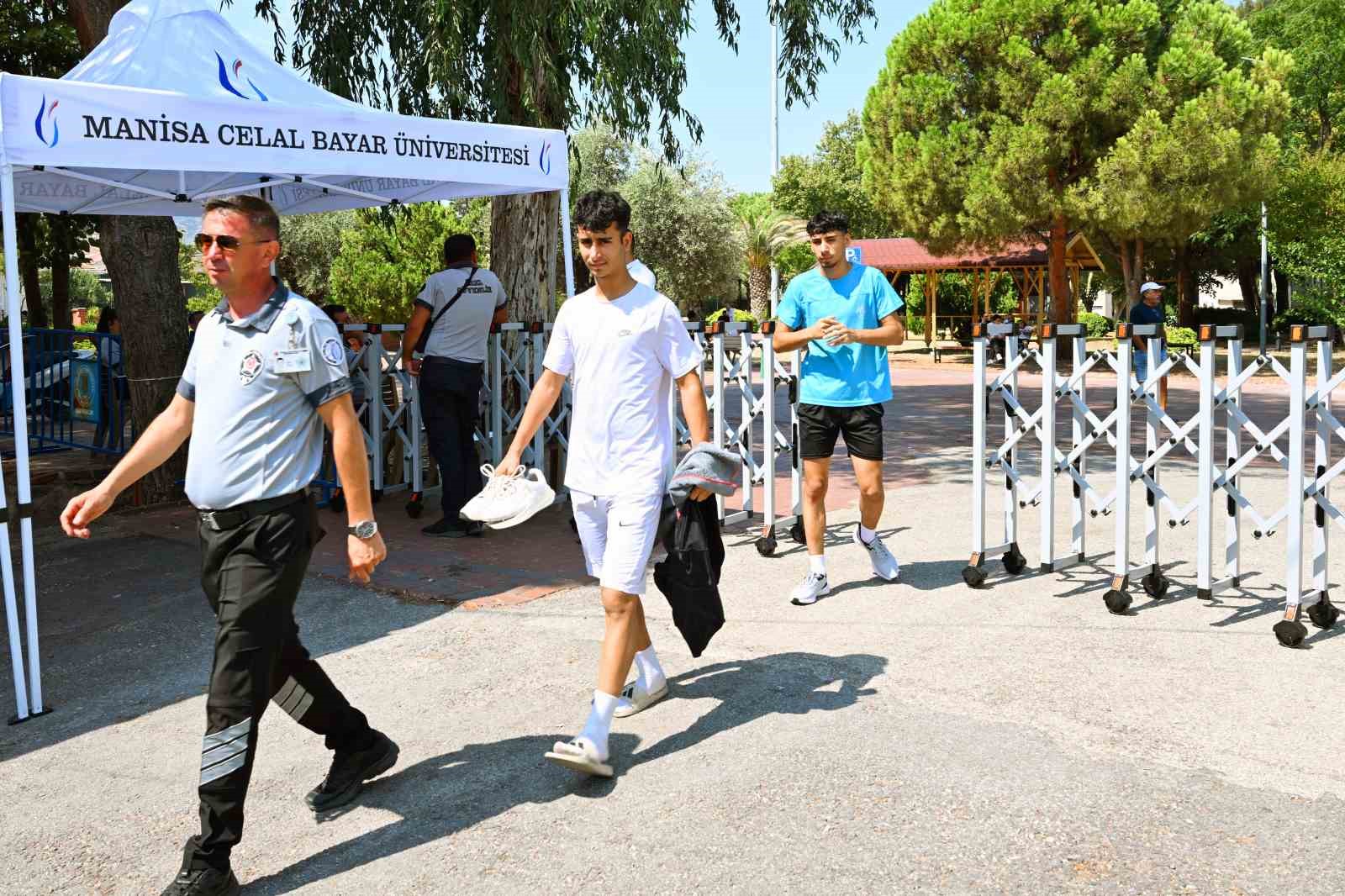 2026 YKS &Ouml;ZYES heyecanı Manisa Celal Bayar &Uuml;niversitesi&rsquo;nde başladı