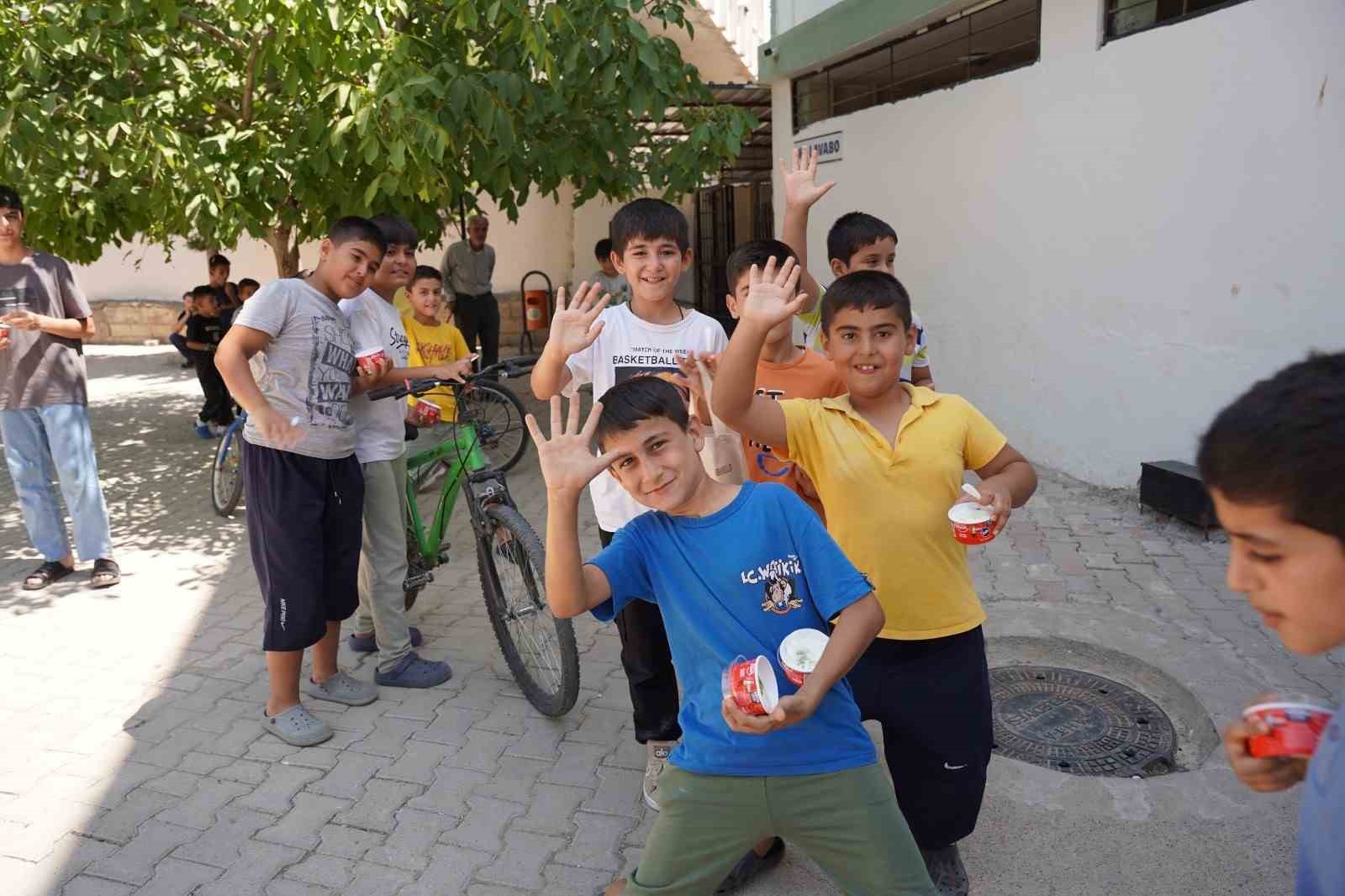 Başkan Halla&ccedil;, Muhammediye Camii&rsquo;nde minik g&ouml;n&uuml;llere dokundu