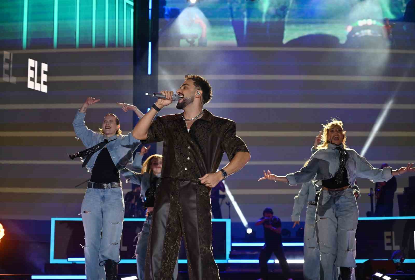 &Ccedil;anakkale&rsquo;de festival sahnesinde Sefo r&uuml;zgarı