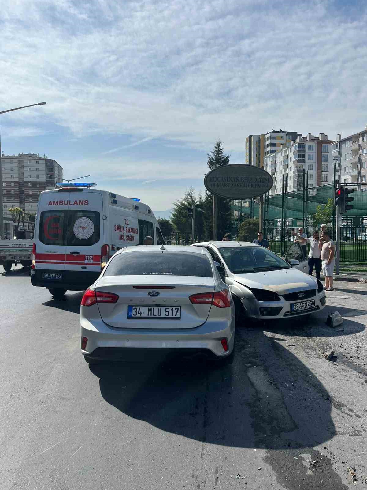 Otomobiller &ccedil;arpıştı: 2 yaralı
