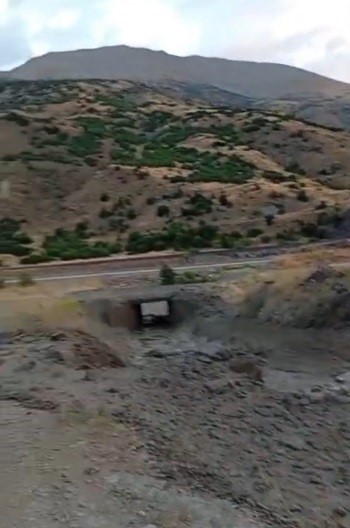 Tunceli&rsquo;de heyelan anı kameralara yansıdı